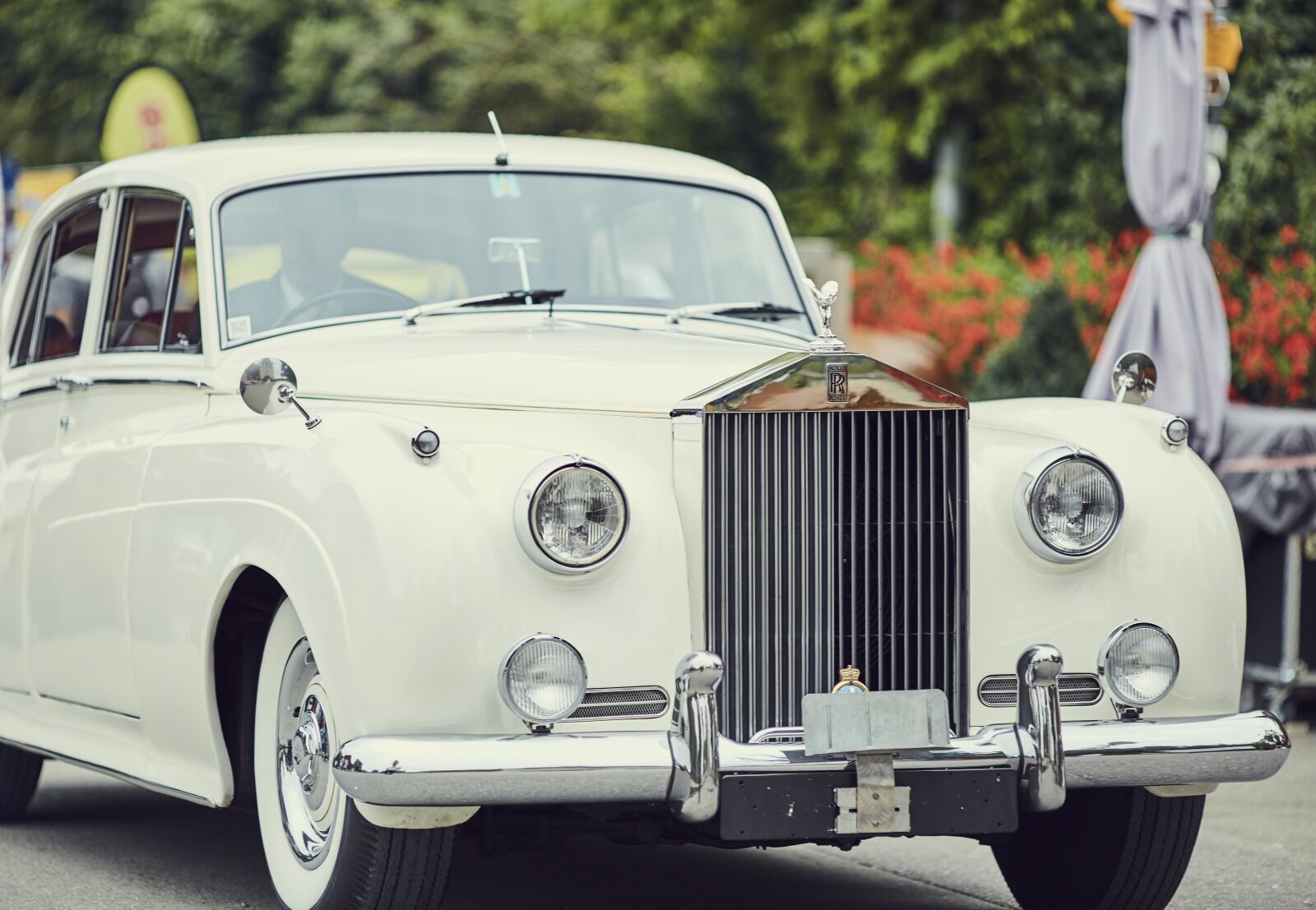 Canon EF 135mm F2L USM sample photo. Rolls royce, white, oldtimer photography