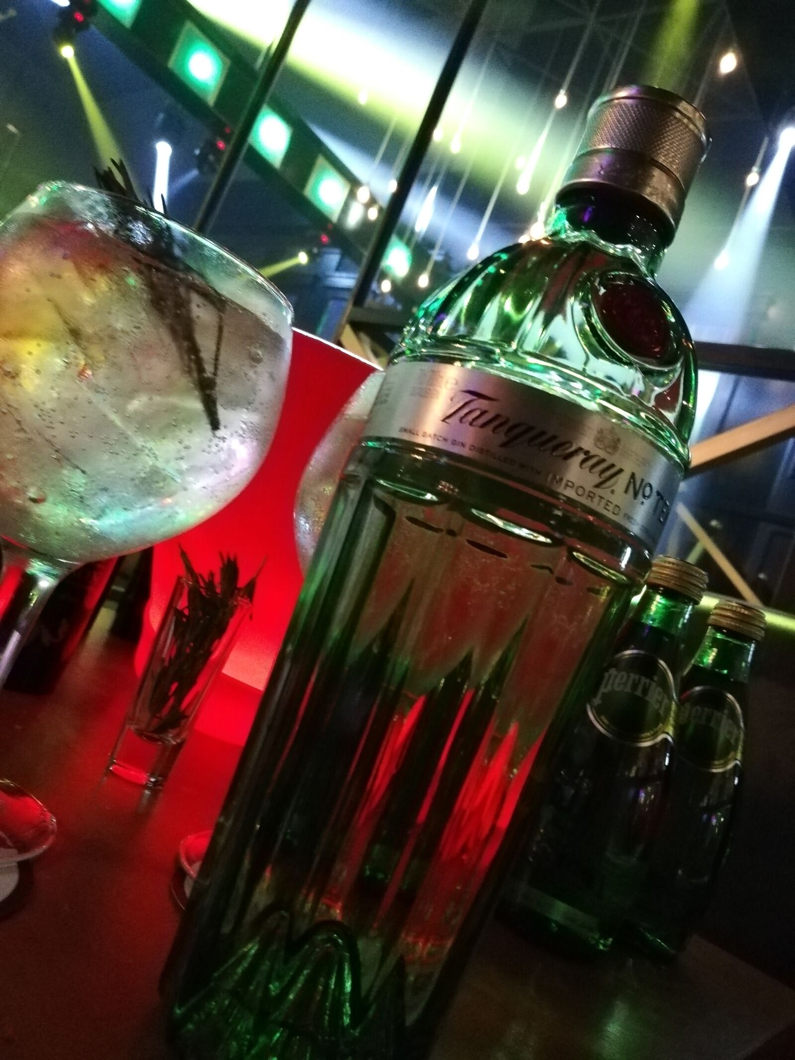 HUAWEI P20 lite sample photo. Gin, gin tonic, bar photography