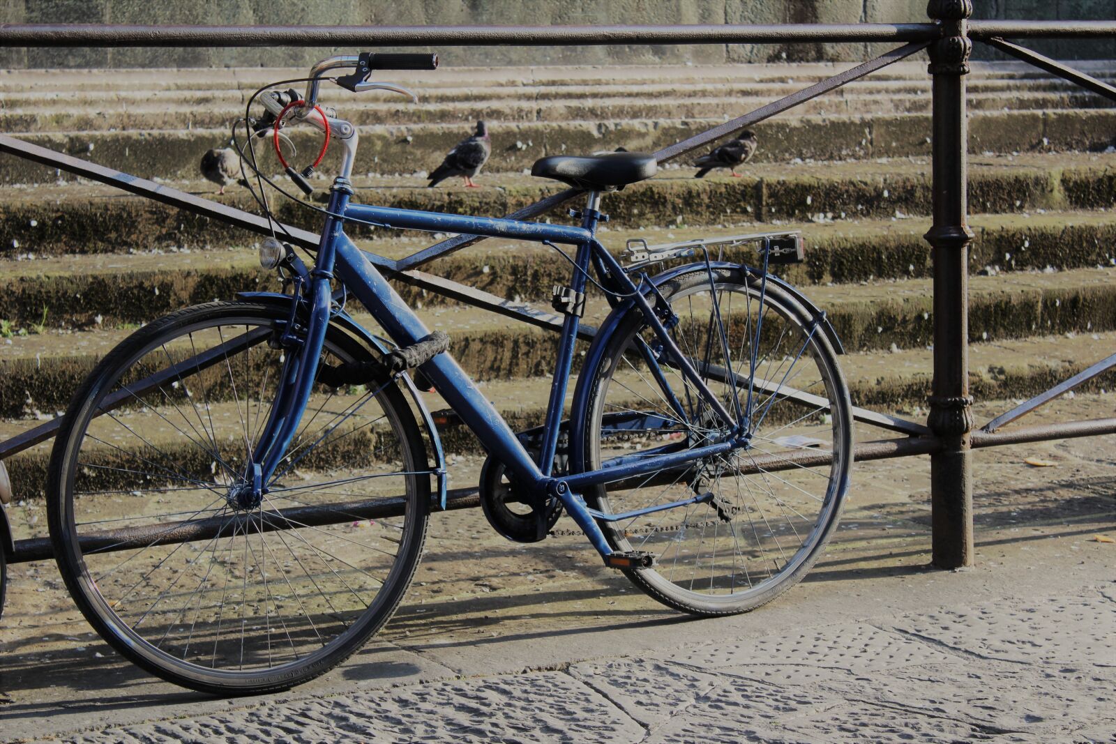 Canon EOS 1200D (EOS Rebel T5 / EOS Kiss X70 / EOS Hi) sample photo. Bicycle, parked, in, city photography