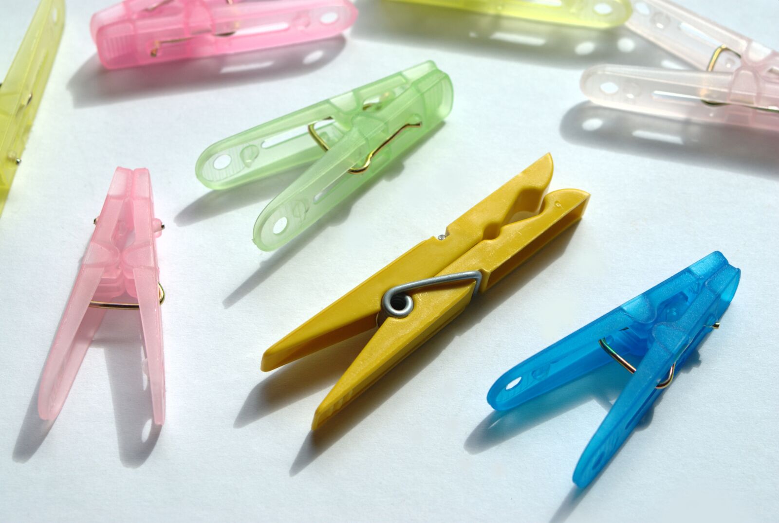 Sony Alpha DSLR-A200 sample photo. Paper clips, decoration, artistic photography