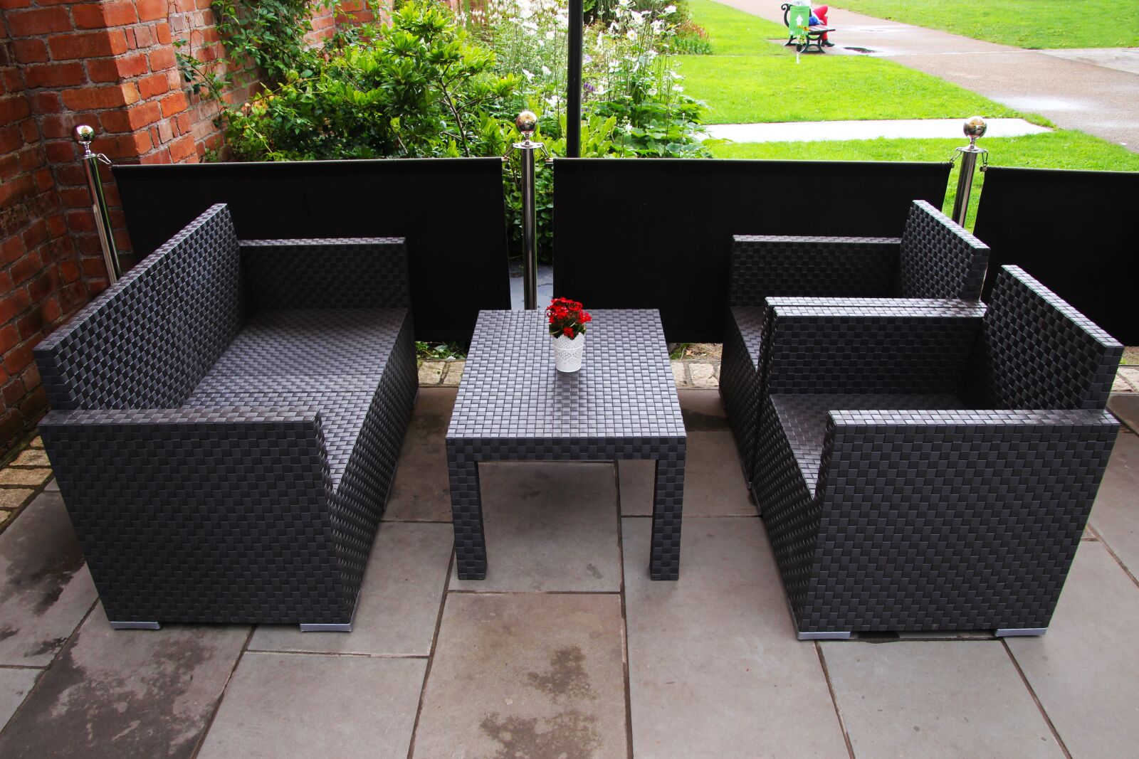Canon EOS 700D (EOS Rebel T5i / EOS Kiss X7i) sample photo. Patio, seating, chairs photography