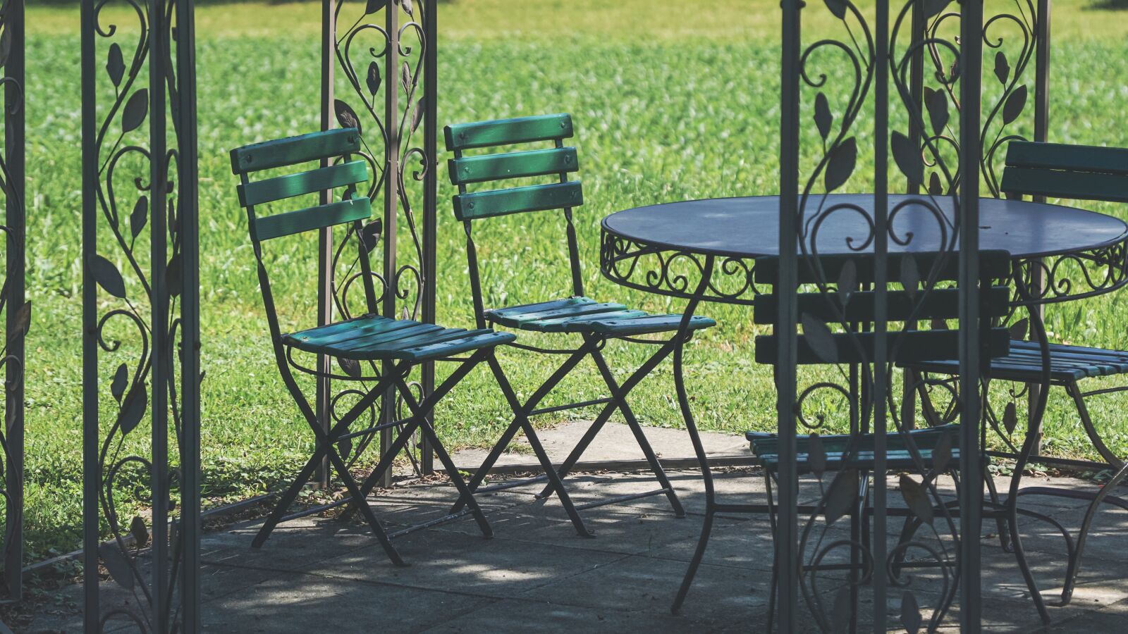 Sony DT 18-135mm F3.5-5.6 SAM sample photo. Shadow space, garden, seating photography