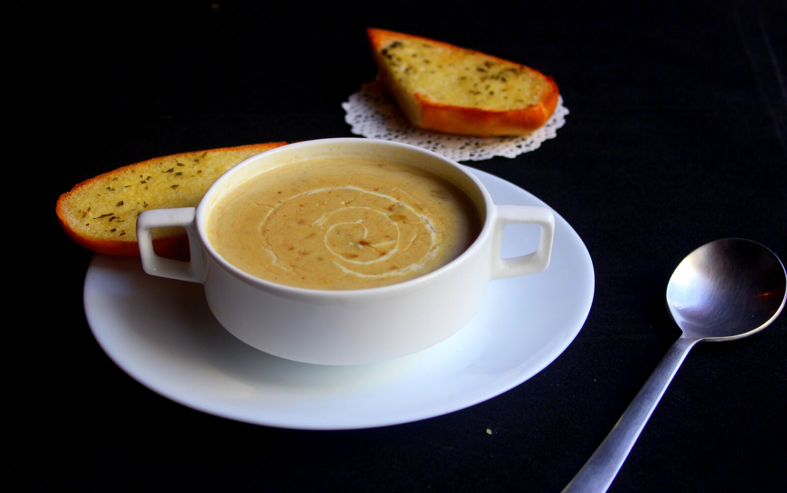 Canon EOS 600D (Rebel EOS T3i / EOS Kiss X5) sample photo. Soup, steaming, bread photography