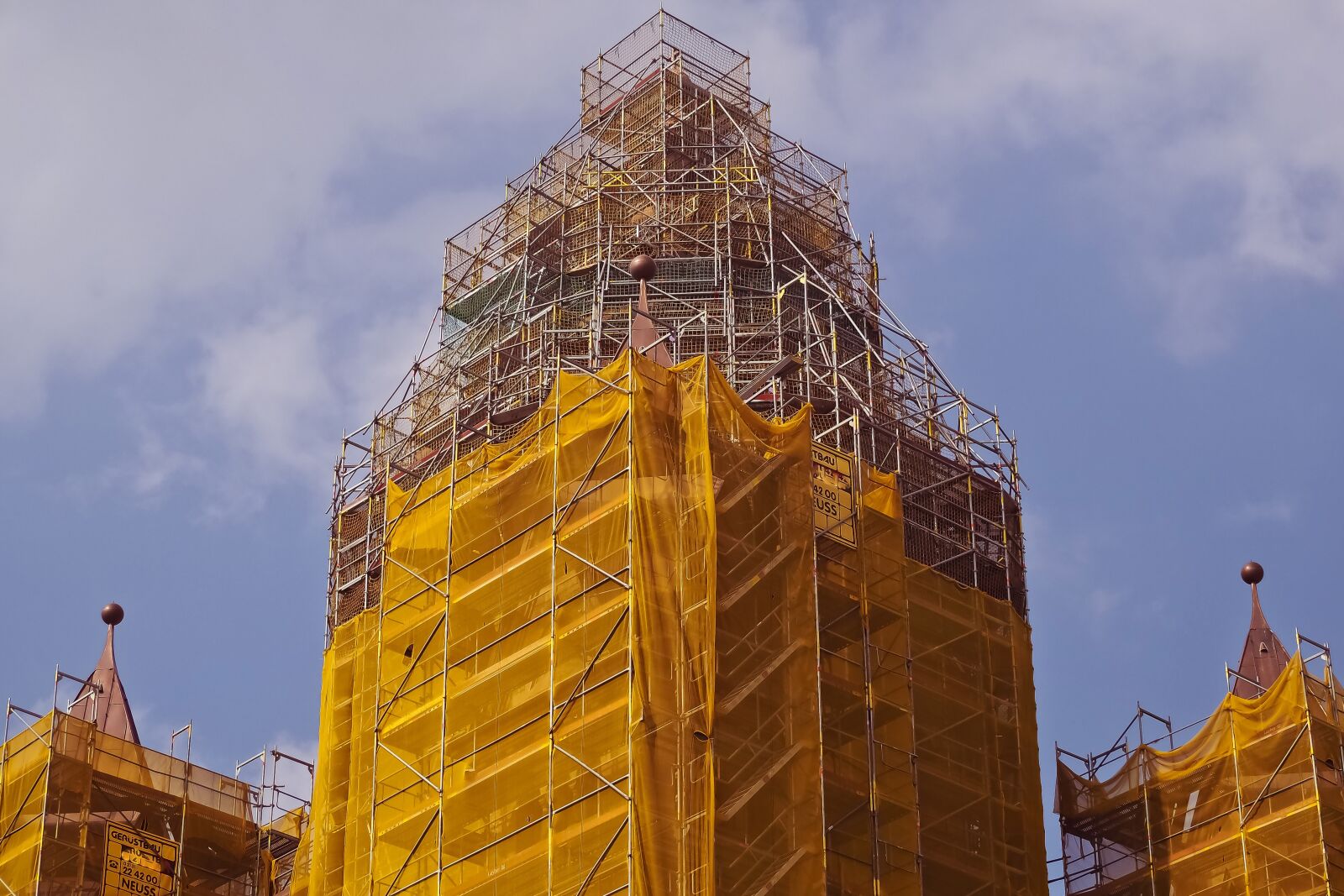 Olympus OM-D E-M10 sample photo. Scaffold, architecture, building photography