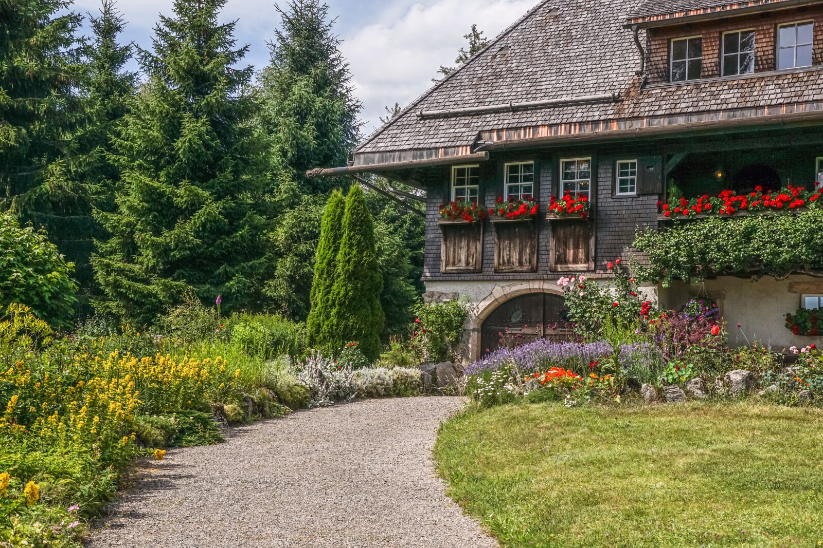 Sony DT 18-135mm F3.5-5.6 SAM sample photo. House, forest house, truss photography