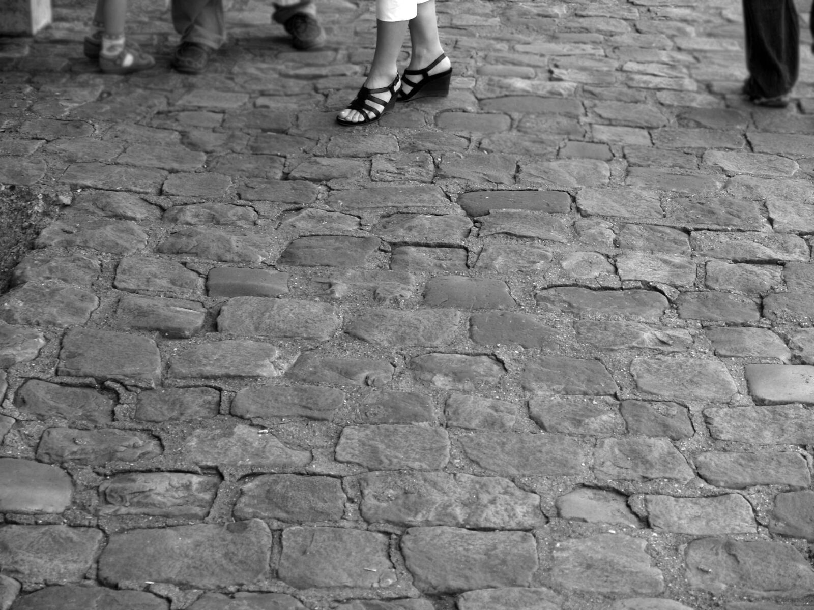 Olympus E-500 (EVOLT E-500) sample photo. Paris, shoes, woman photography