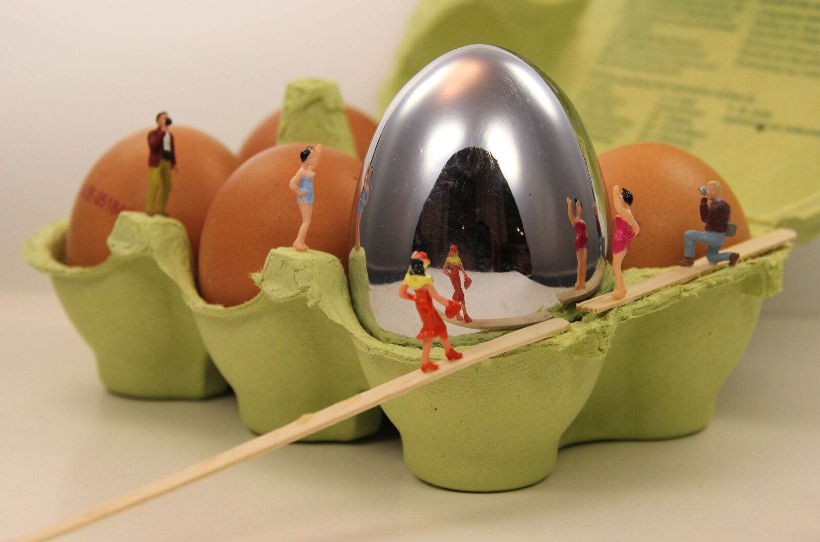 Canon EOS 550D (EOS Rebel T2i / EOS Kiss X4) sample photo. Miniature figures, fried, egg photography
