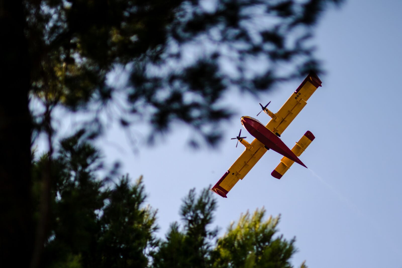 Canon EOS 750D (EOS Rebel T6i / EOS Kiss X8i) sample photo. Fire, plane, croatia photography