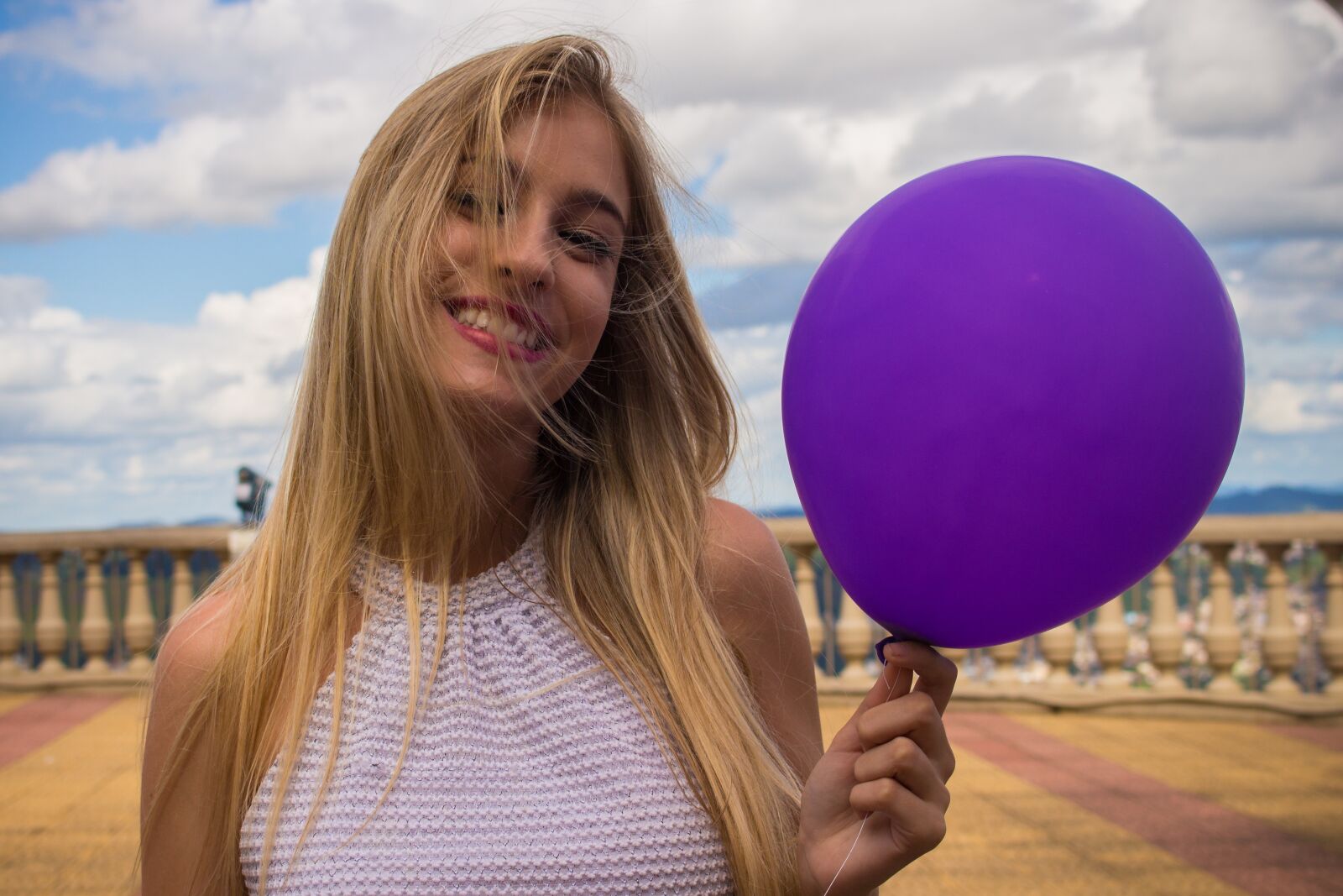 Canon EOS 700D (EOS Rebel T5i / EOS Kiss X7i) sample photo. Woman, balloon, purple photography