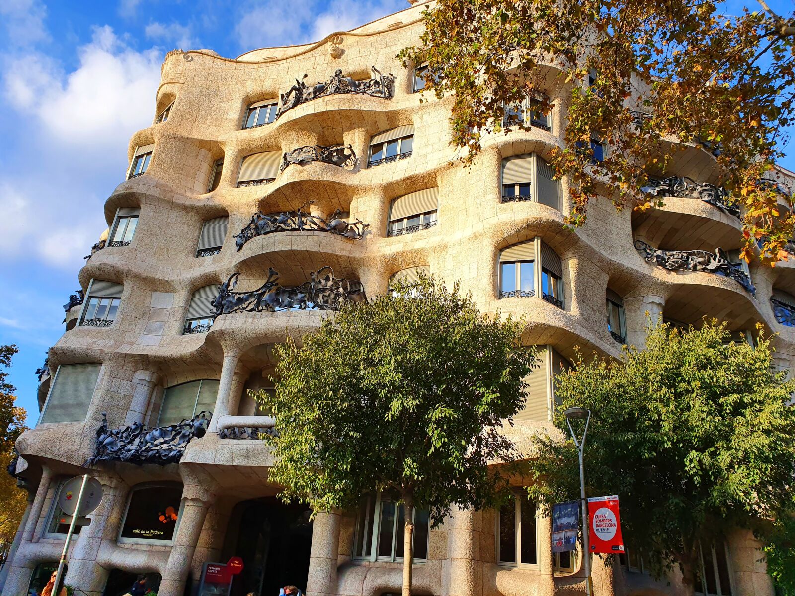 Samsung Galaxy S10 sample photo. Barcelona, spain, gaudi photography