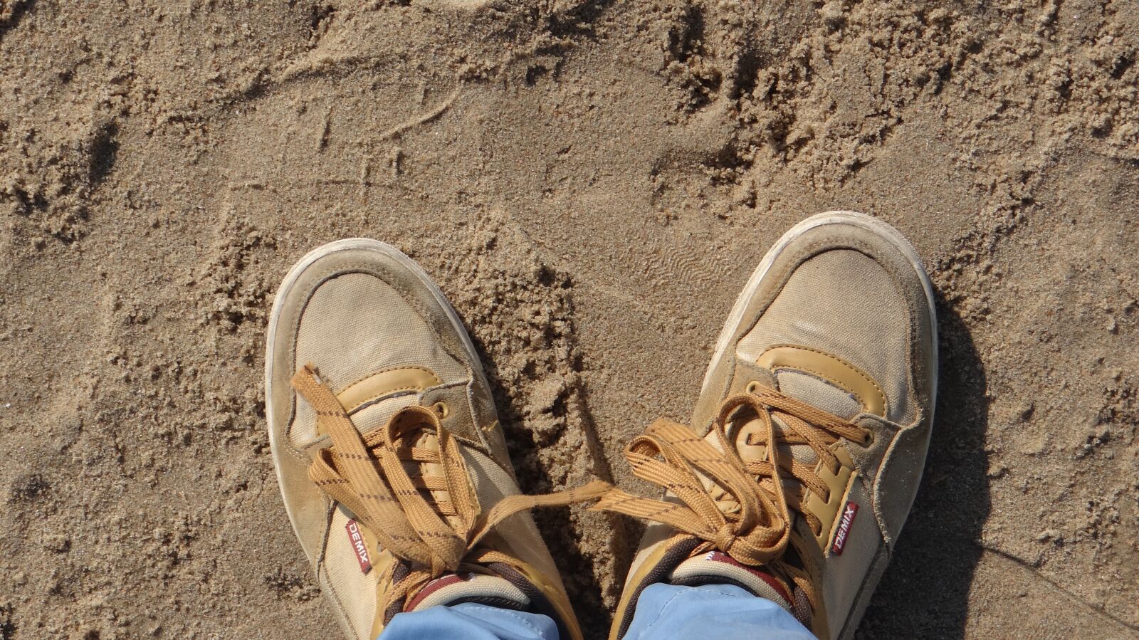 Sony DSC-HX200V sample photo. Sand, sneakers, shoe laces photography