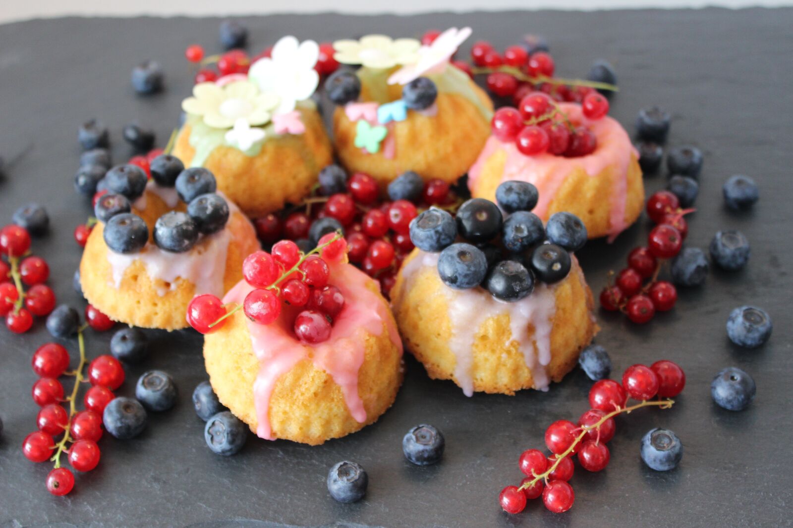 Canon EOS 600D (Rebel EOS T3i / EOS Kiss X5) sample photo. Cake, gugelhupf, fruit photography