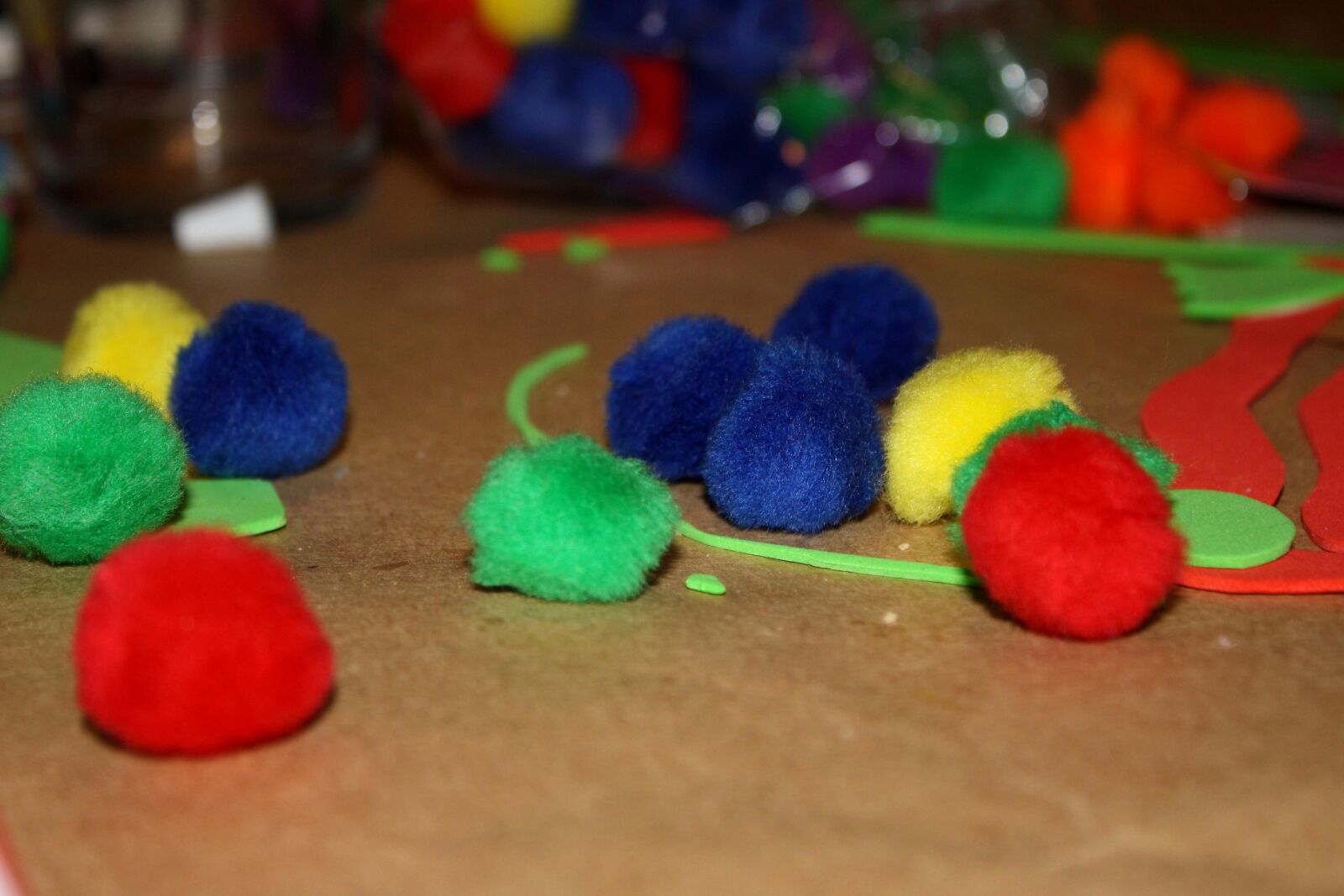 f/3.5-5.6 IS sample photo. Wool ball, crafts, colorful photography