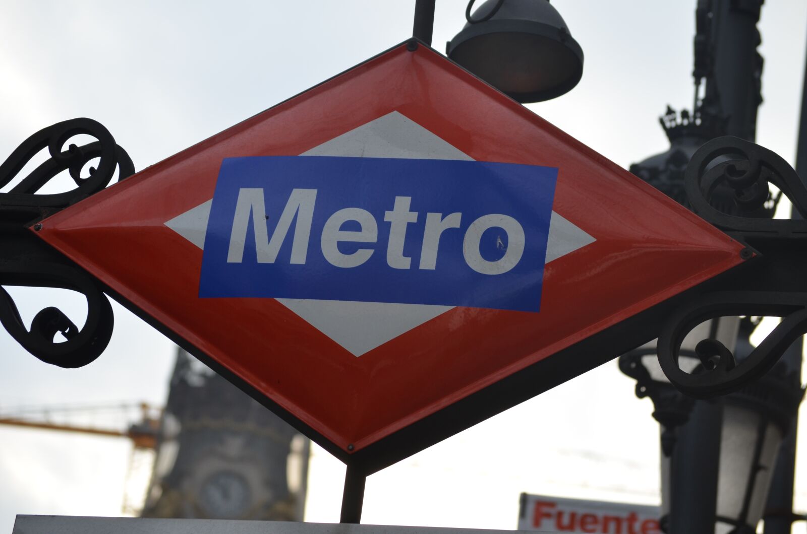 Nikon D5100 sample photo. Metro, madrid, plates photography