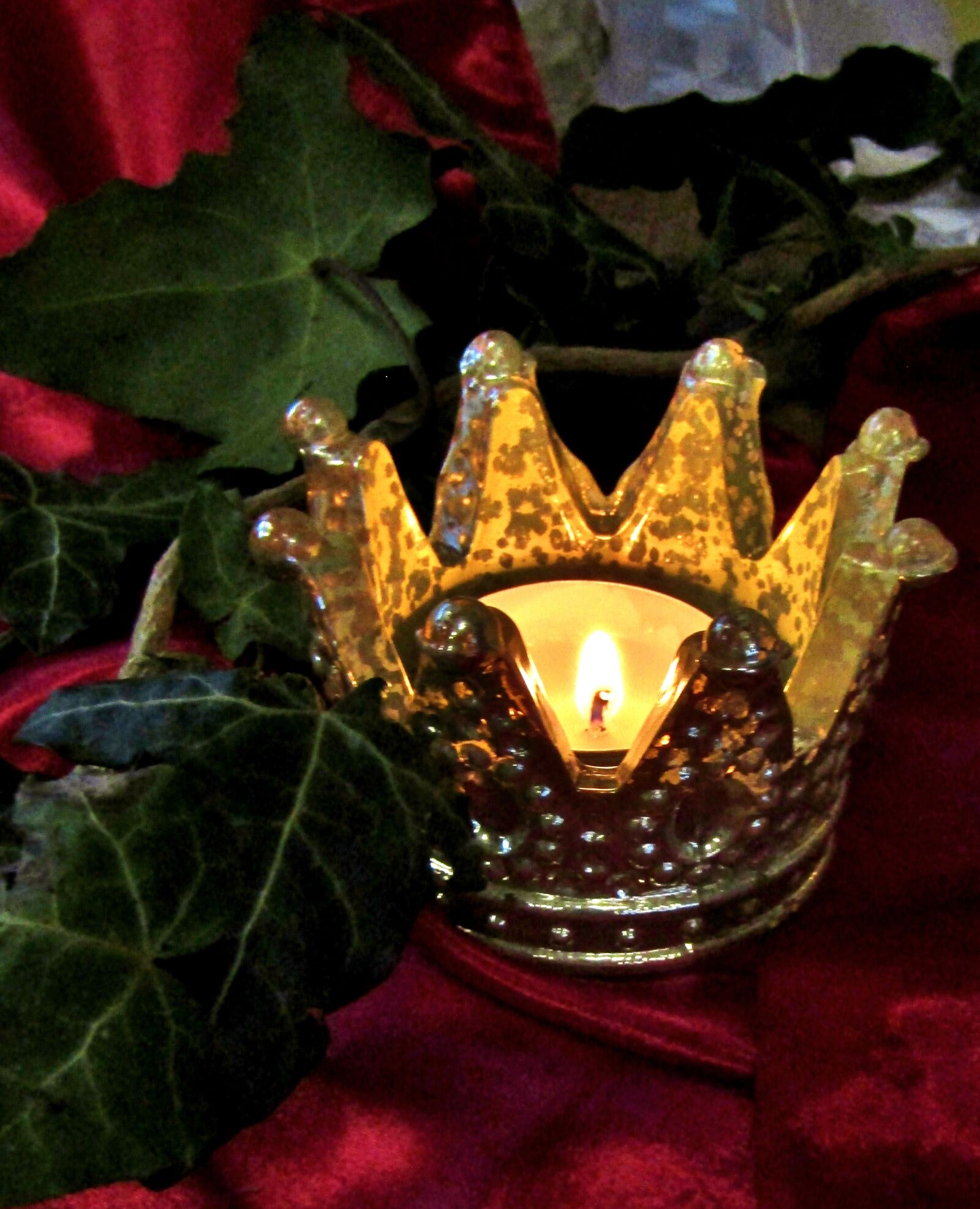 Canon POWERSHOT SX432 IS sample photo. Crown, candle, candle holders photography