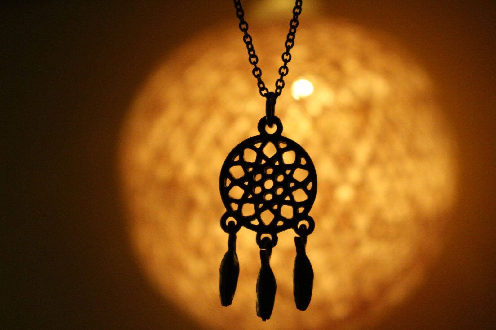 Canon EOS 100D (EOS Rebel SL1 / EOS Kiss X7) sample photo. Chain, dream catcher, light photography