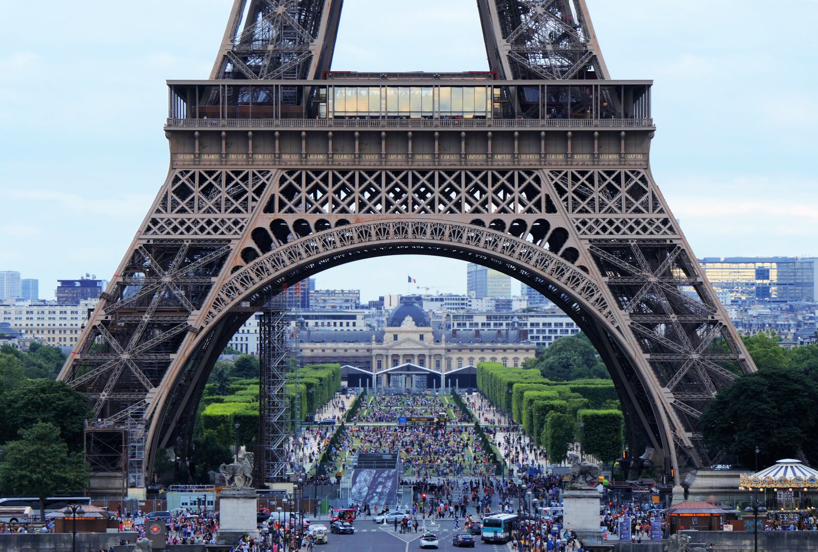 Panasonic Lumix DMC-FZ2500 (Lumix DMC-FZ2000) sample photo. Eiffel tower, arch, tourism photography