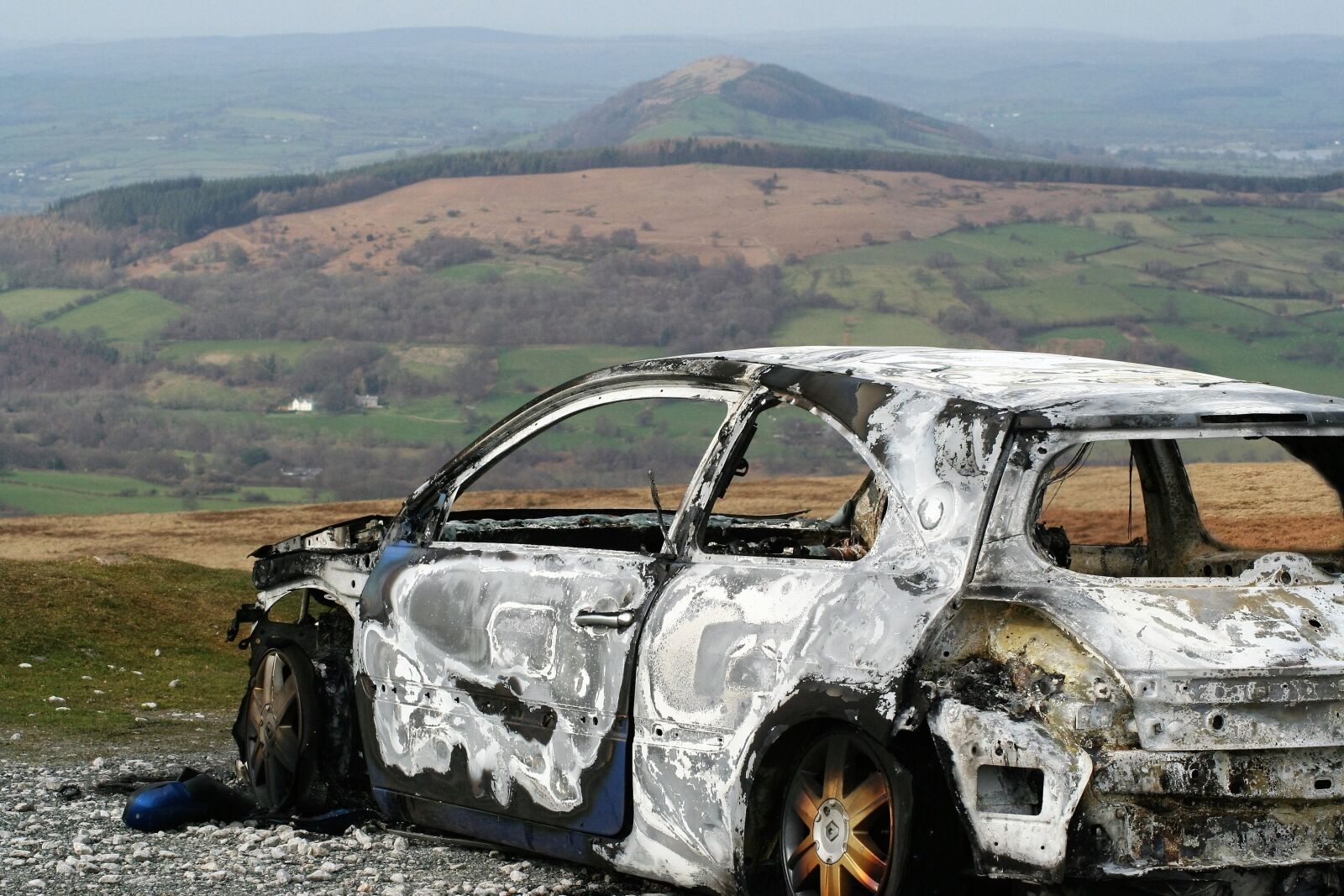 Canon EOS 350D (EOS Digital Rebel XT / EOS Kiss Digital N) sample photo. Burnt, car, relic photography