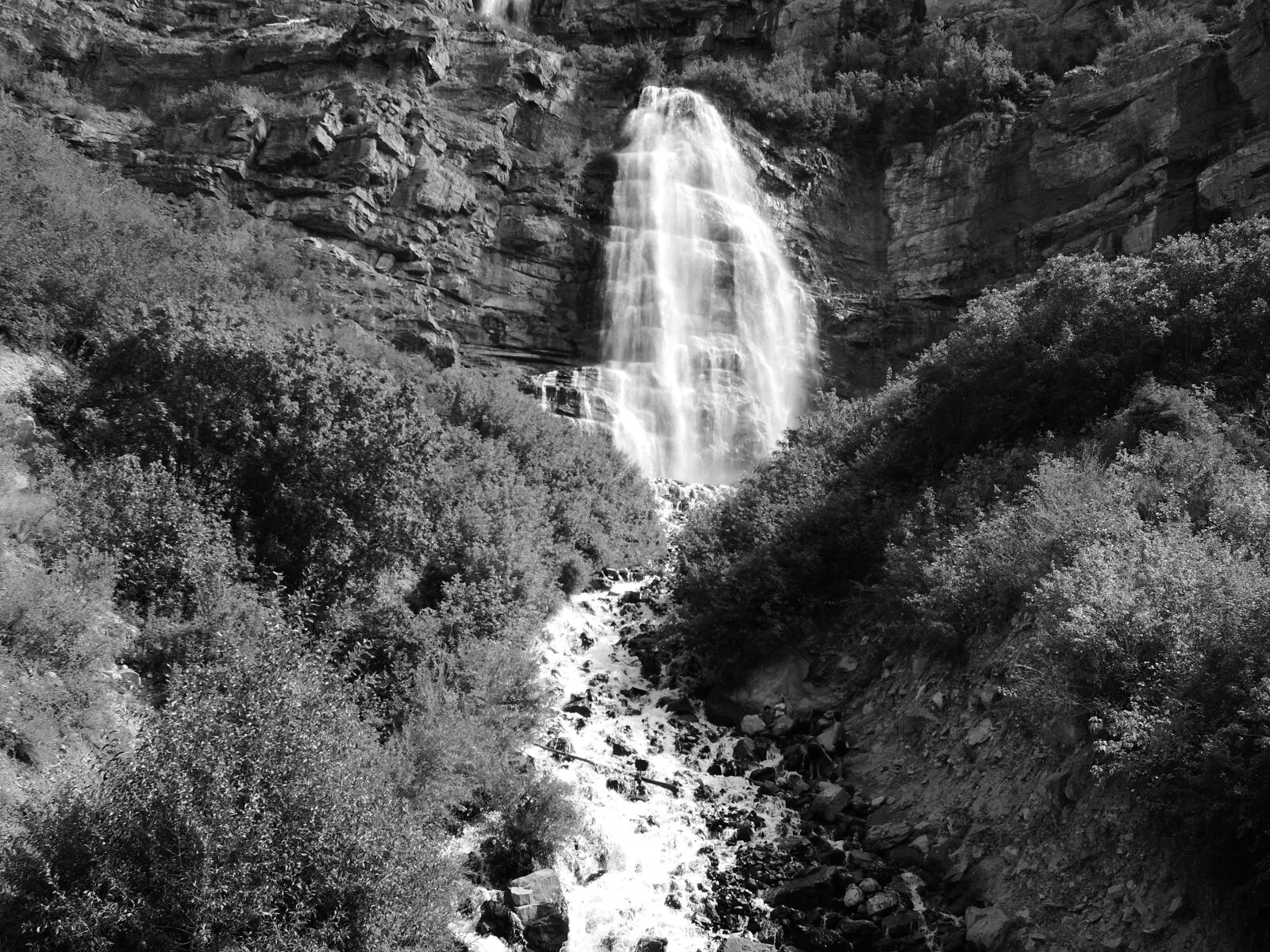 Nikon Coolpix S8200 sample photo. Black, white, waterfall photography