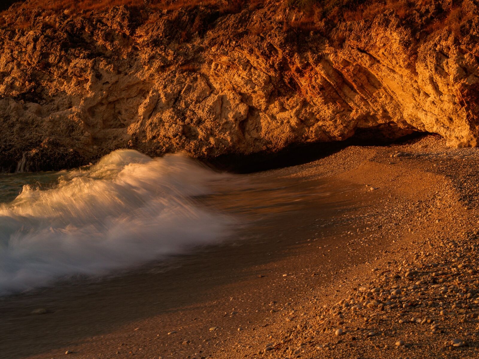 Olympus E-500 (EVOLT E-500) sample photo. Rock, light, waves photography