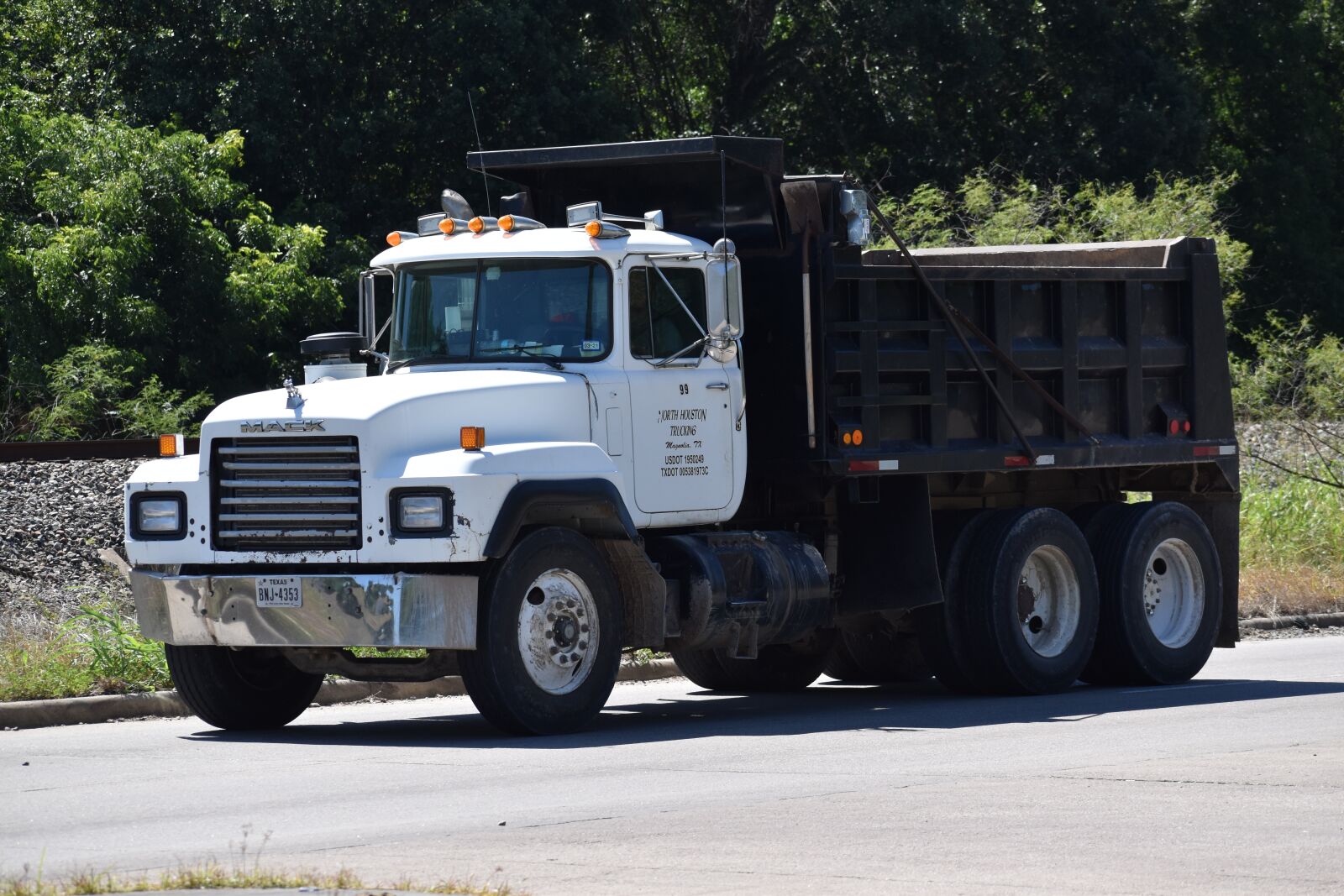 Nikon D3500 sample photo. Dump truck, construction, demolition photography
