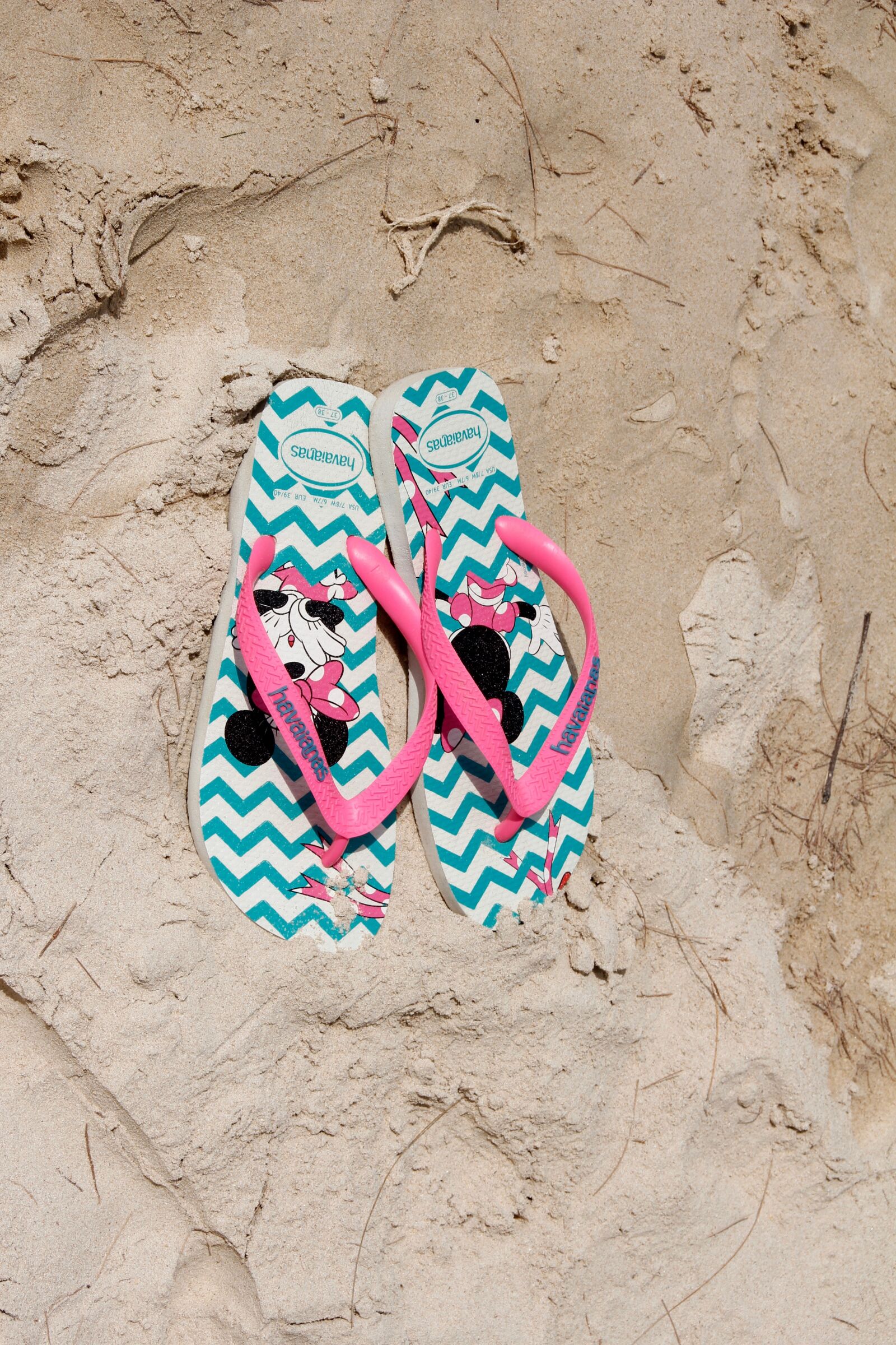 Canon EOS 60D sample photo. Sand, beach, slippers photography
