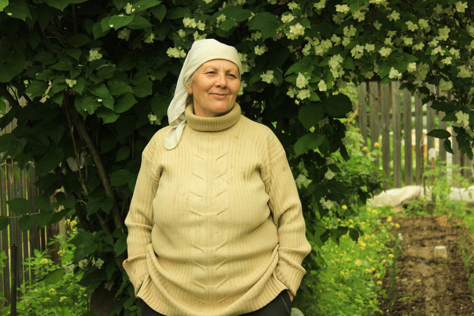 Canon EOS 550D (EOS Rebel T2i / EOS Kiss X4) sample photo. Woman, people, garden photography