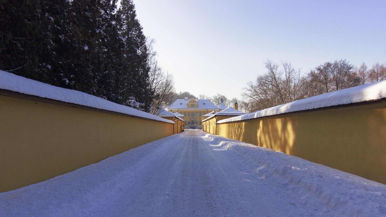 Canon EOS 600D (Rebel EOS T3i / EOS Kiss X5) sample photo. Road, empty, hellbrunn photography