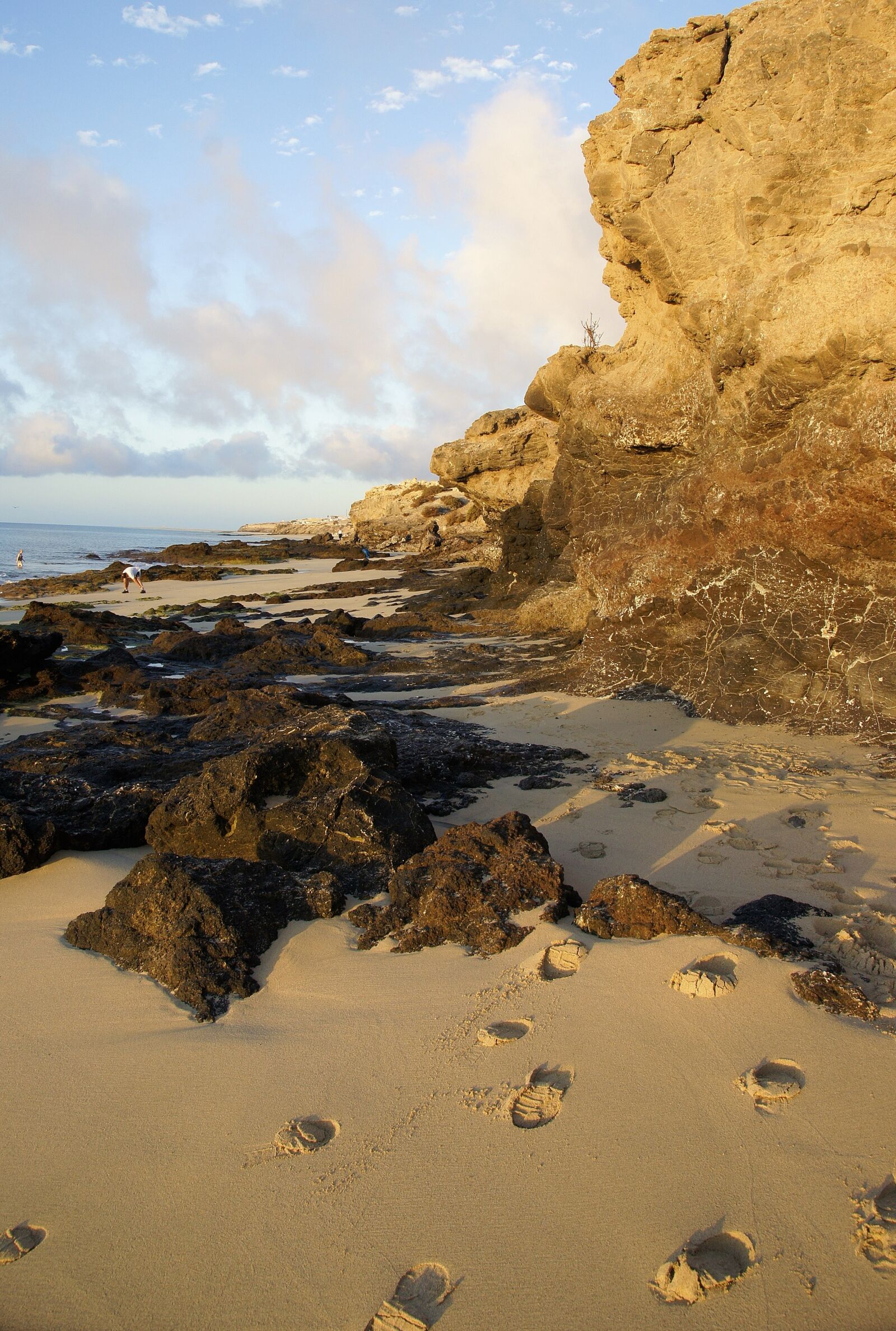 Sony Alpha DSLR-A550 sample photo. Sunrise, beach, rock photography