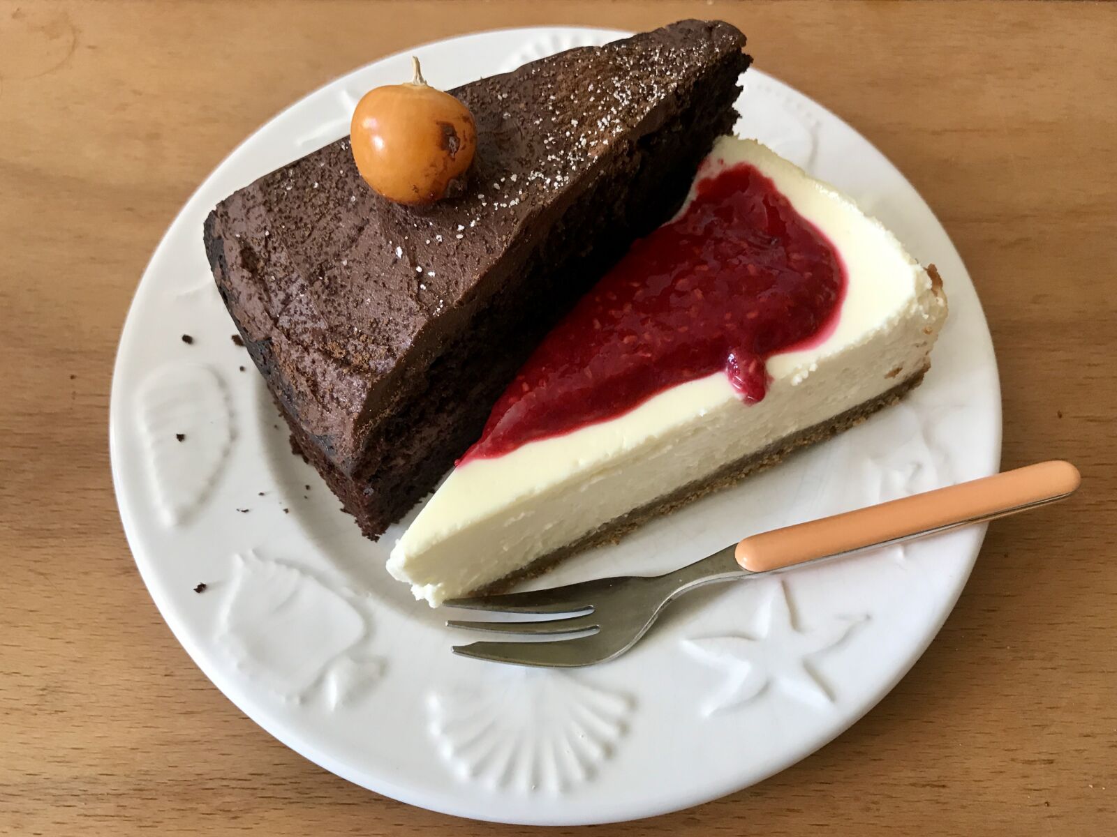 iPhone 7 back camera 3.99mm f/1.8 sample photo. Chocolate cake, cheesecake, raspberry photography