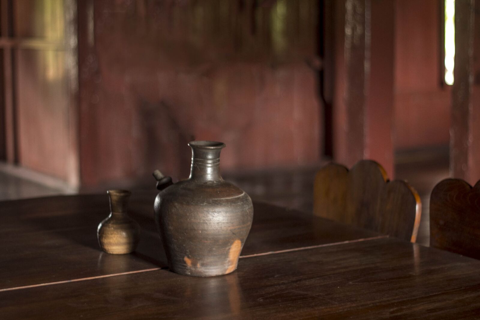 Canon EOS 60D + Canon EF 50mm F1.8 II sample photo. Old furniture, old, vases photography