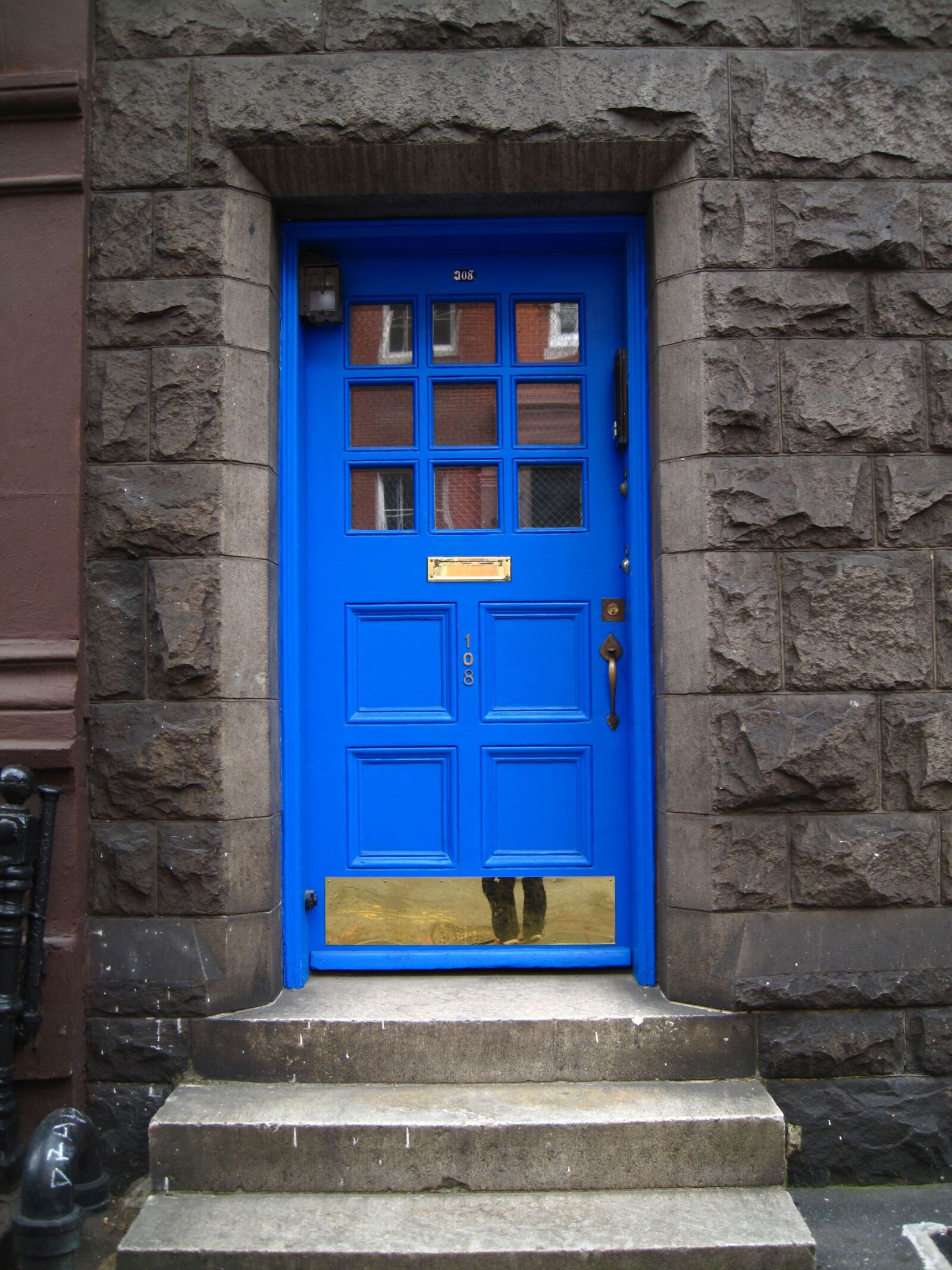 Canon PowerShot SD990 IS (Digital IXUS 980 IS / IXY Digital 3000 IS) sample photo. Blue, door, door photography