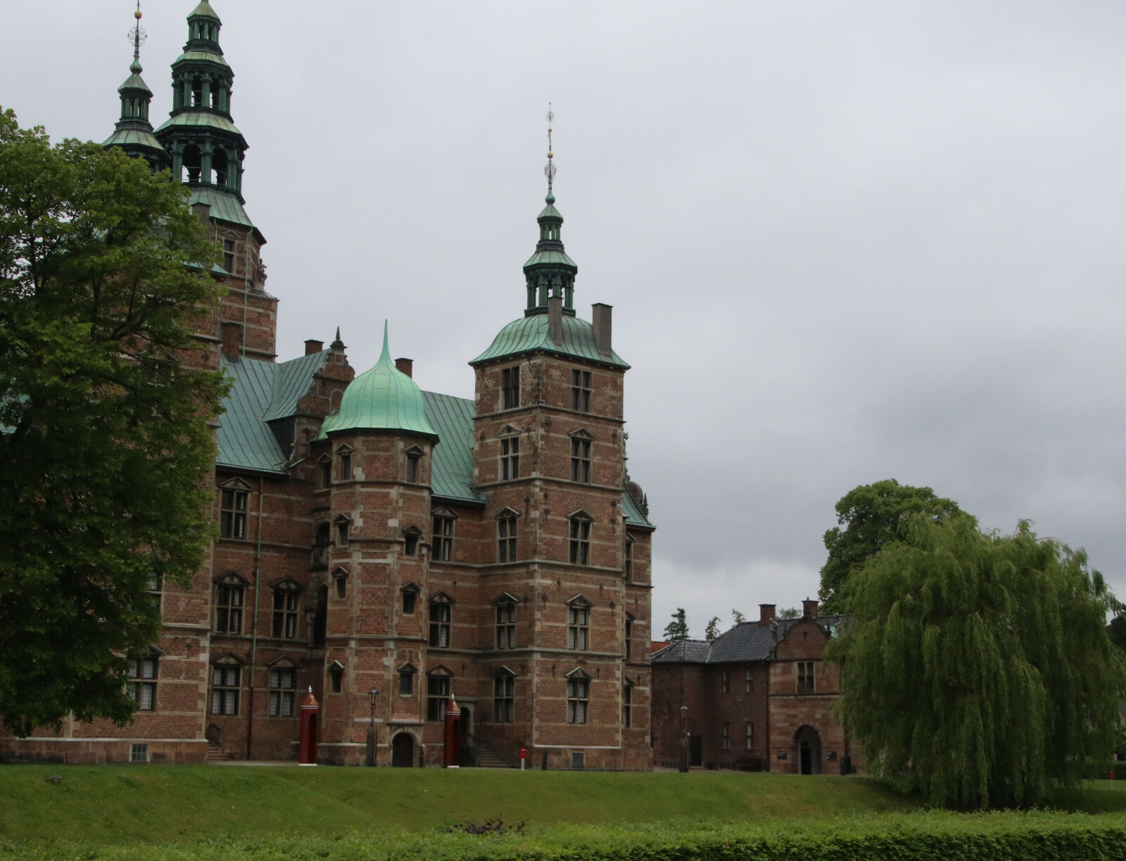 Canon EOS 7D Mark II sample photo. Castle, copper, door, garden photography
