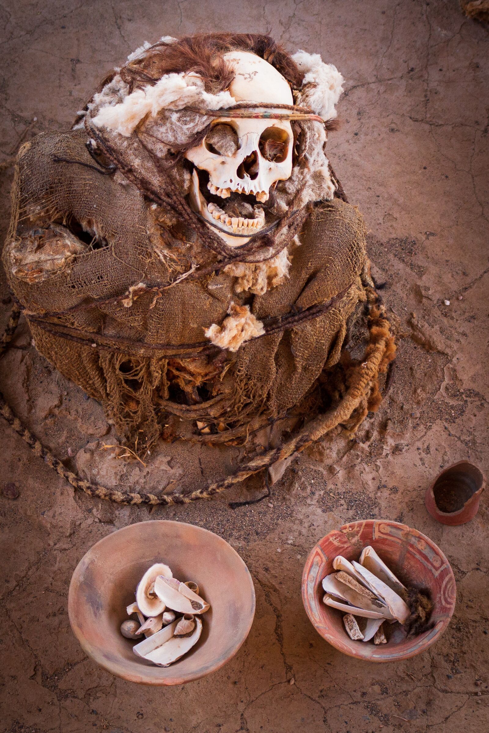 Canon EOS 700D (EOS Rebel T5i / EOS Kiss X7i) + Canon EF-S 18-55mm F3.5-5.6 IS STM sample photo. Mummy, skull, tomb photography