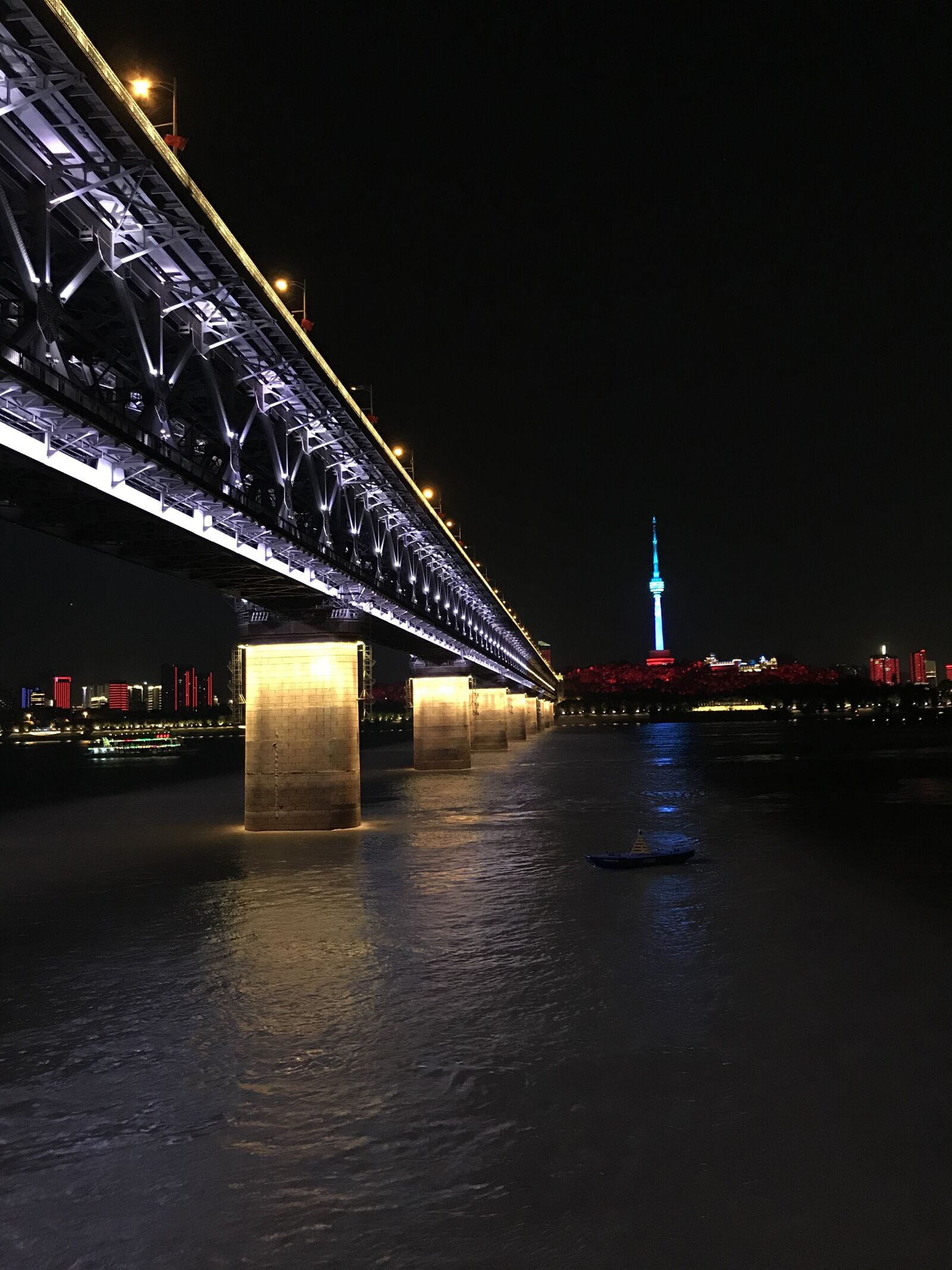 iPhone 7 back camera 3.99mm f/1.8 sample photo. Wuhan, yangtze river bridge photography