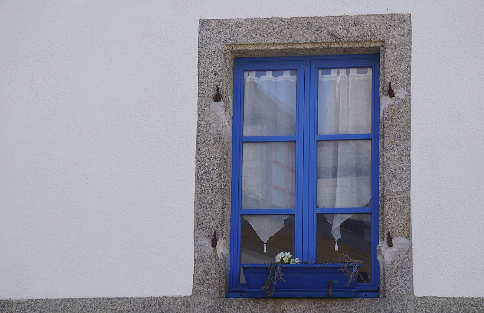 Sony a6000 sample photo. Window, blue, street photography