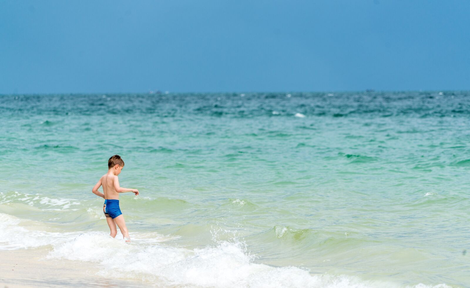 Sony a7R II + Sony FE 24-240mm F3.5-6.3 OSS sample photo. Beach, person, people photography