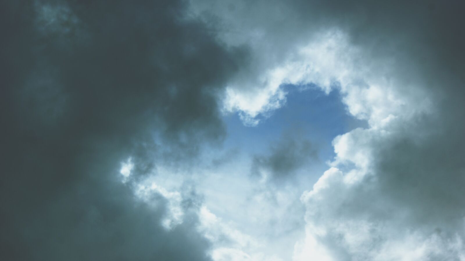 Sony Alpha DSLR-A350 sample photo. Sky, clouds, travel photography