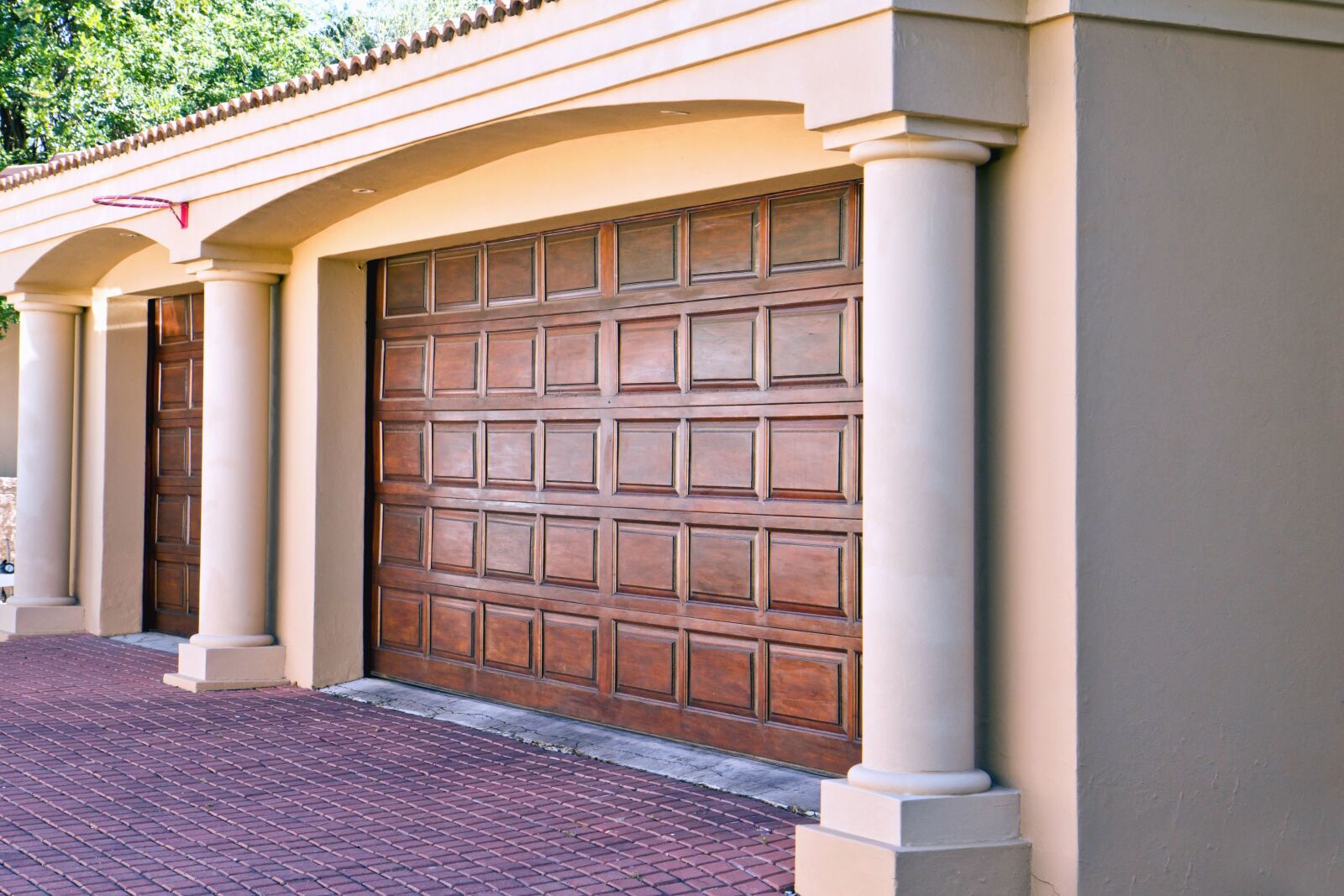 Canon EOS 550D (EOS Rebel T2i / EOS Kiss X4) sample photo. Door, wood, poles, garage photography