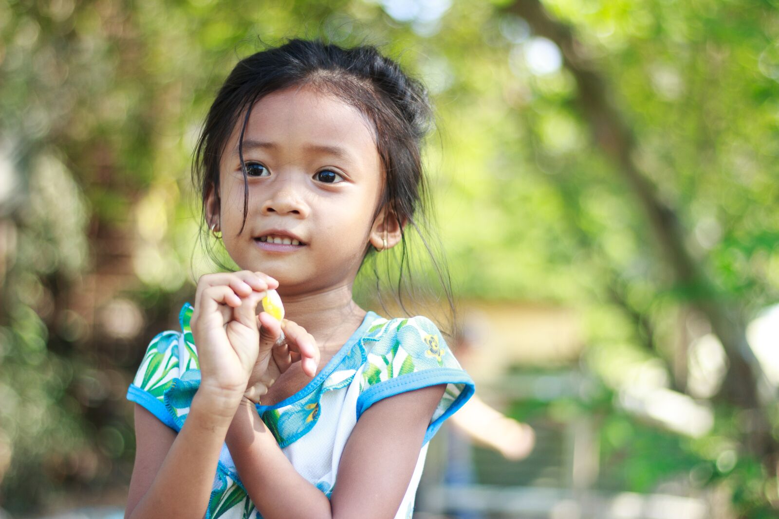 Canon EOS 600D (Rebel EOS T3i / EOS Kiss X5) + Canon EF 50mm F1.8 STM sample photo. Little girl, kid, happy photography
