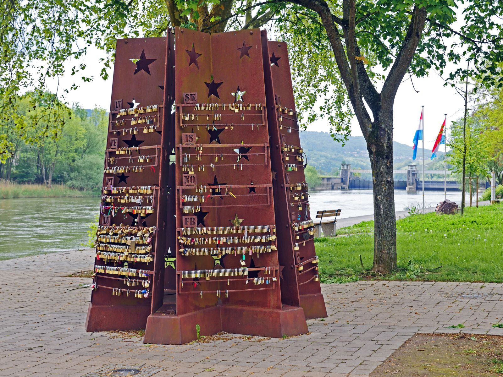 Panasonic Lumix DMC-GX8 sample photo. Schengen, europe sculpture, dreil photography