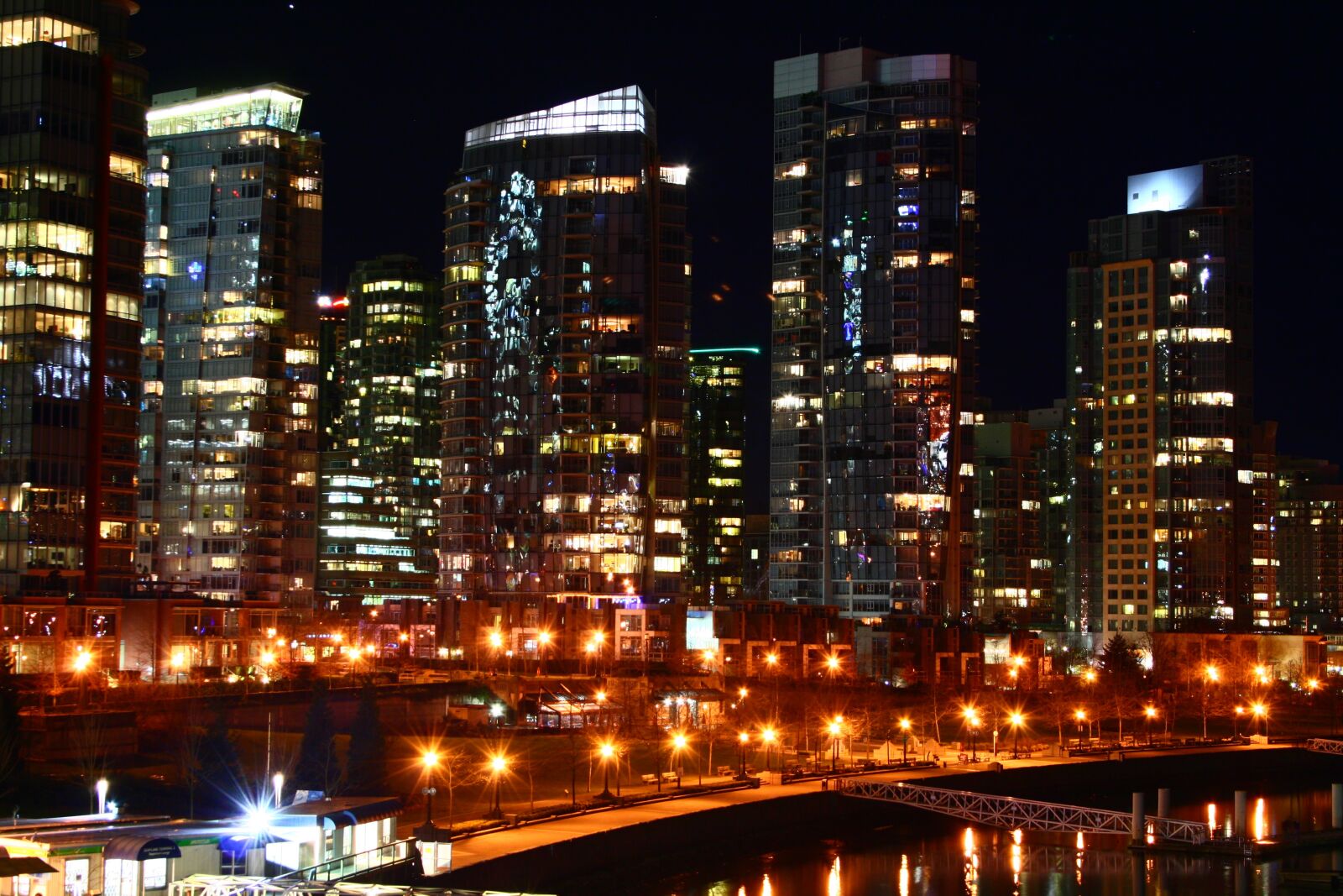 Canon EOS 400D (EOS Digital Rebel XTi / EOS Kiss Digital X) sample photo. Vancouver, night, building photography