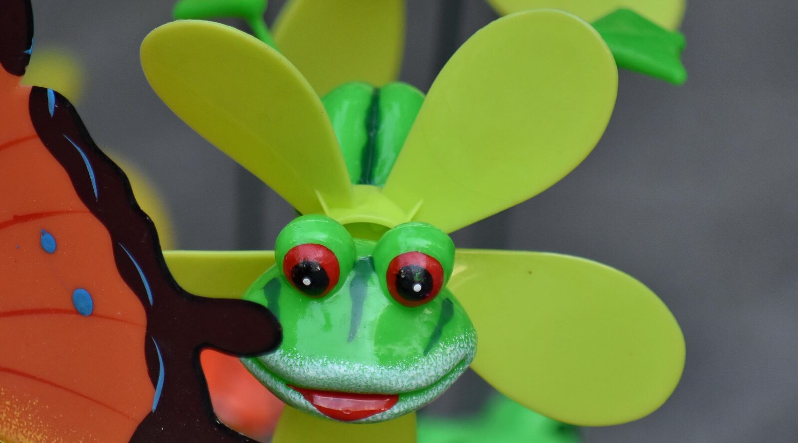 Nikon D5500 sample photo. Frog, plastic, propeller, toys photography