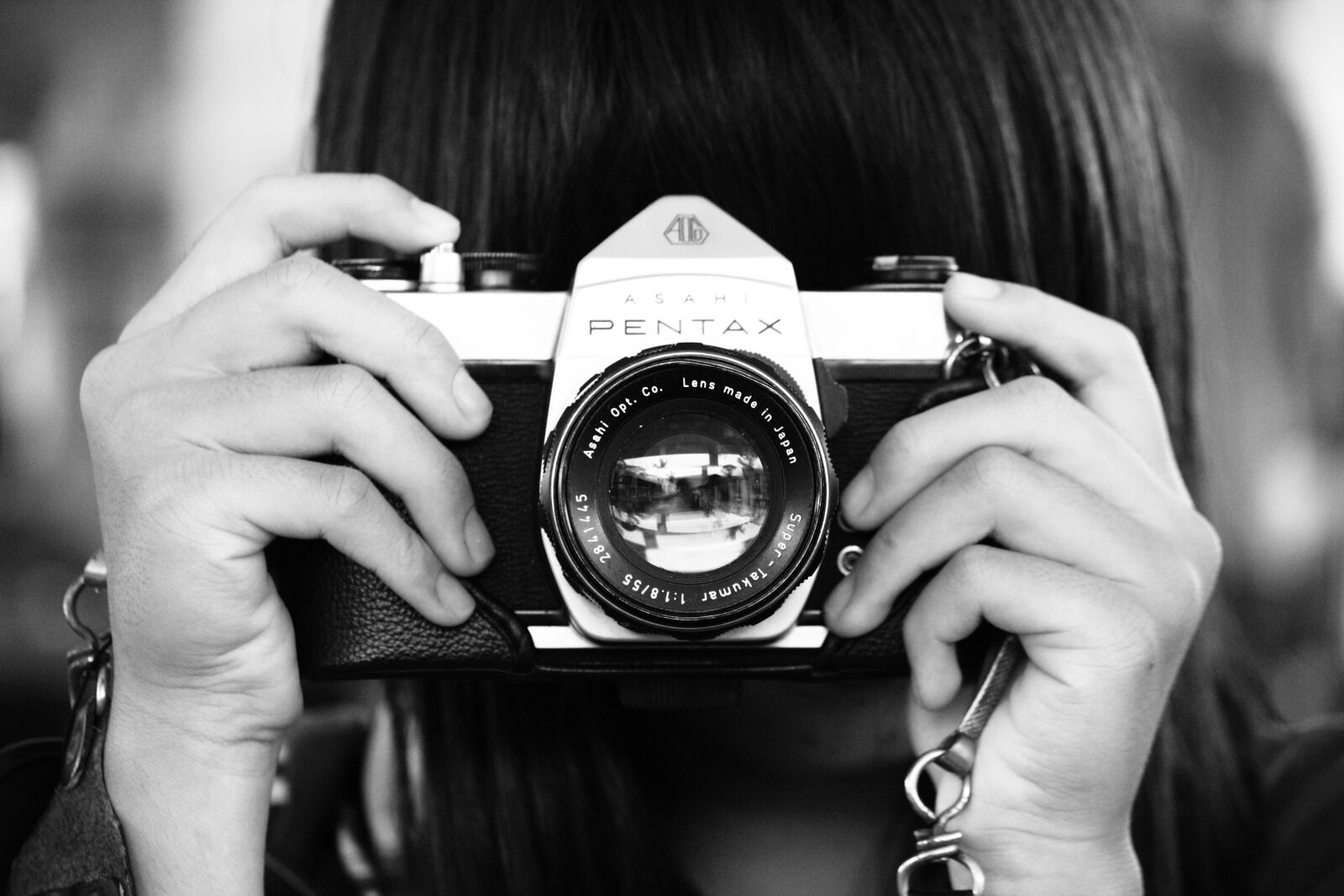 Canon EOS 1000D (EOS Digital Rebel XS / EOS Kiss F) sample photo. Woman, holding, dslr, camera photography