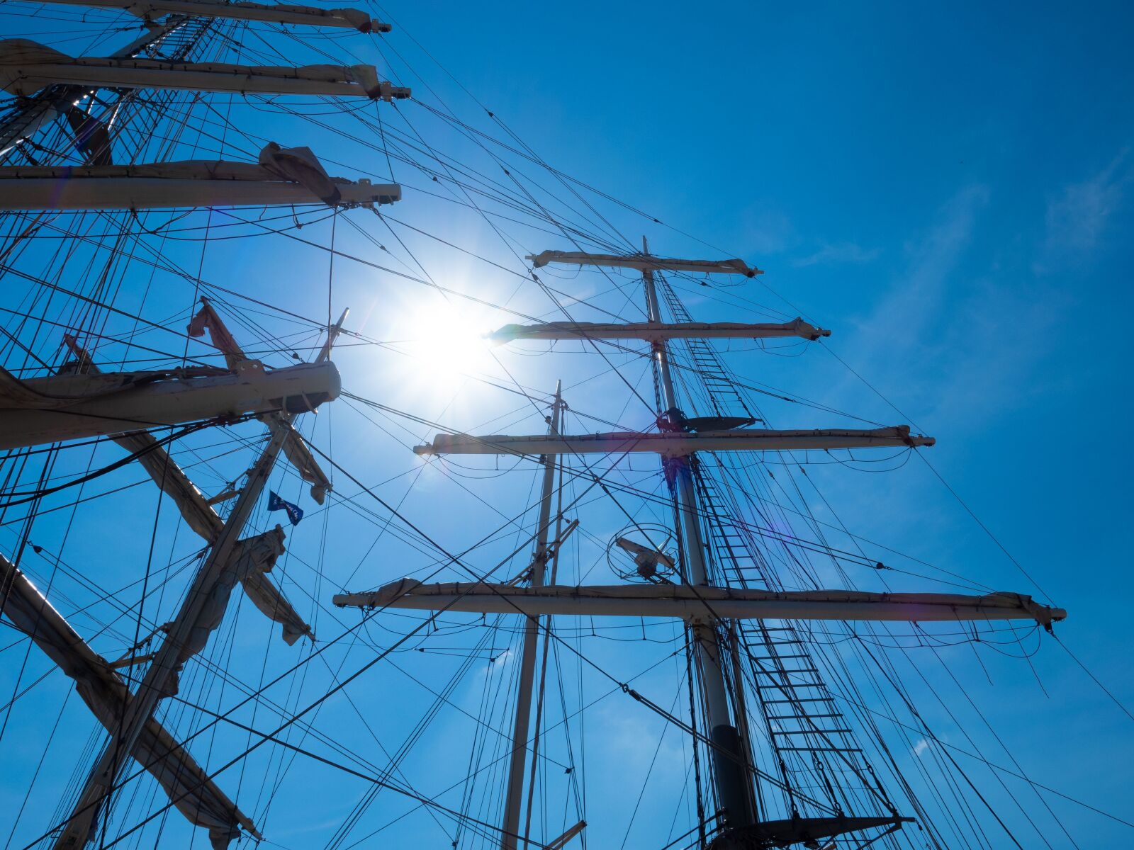 Olympus OM-D E-M1 Mark II + Olympus M.Zuiko Digital ED 12-40mm F2.8 Pro sample photo. Sailing vessel, sun, blue photography