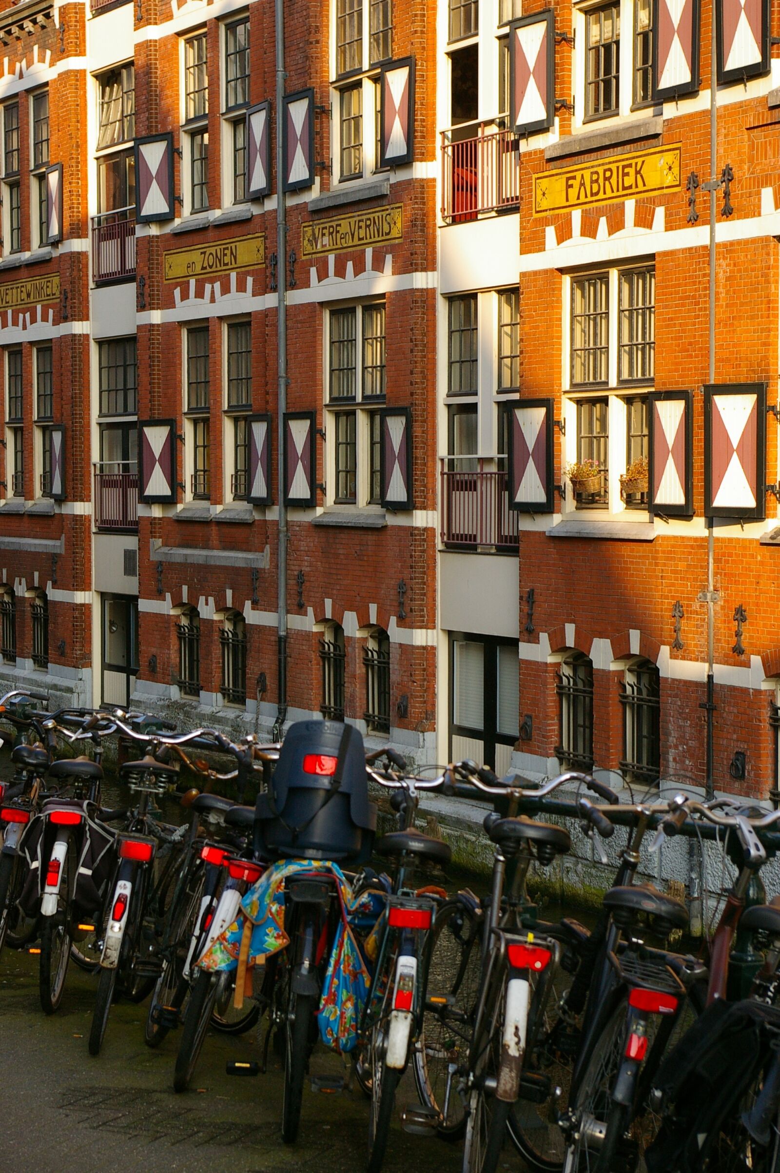 Pentax *ist DL sample photo. Amsterdam, bicycles, brick house photography