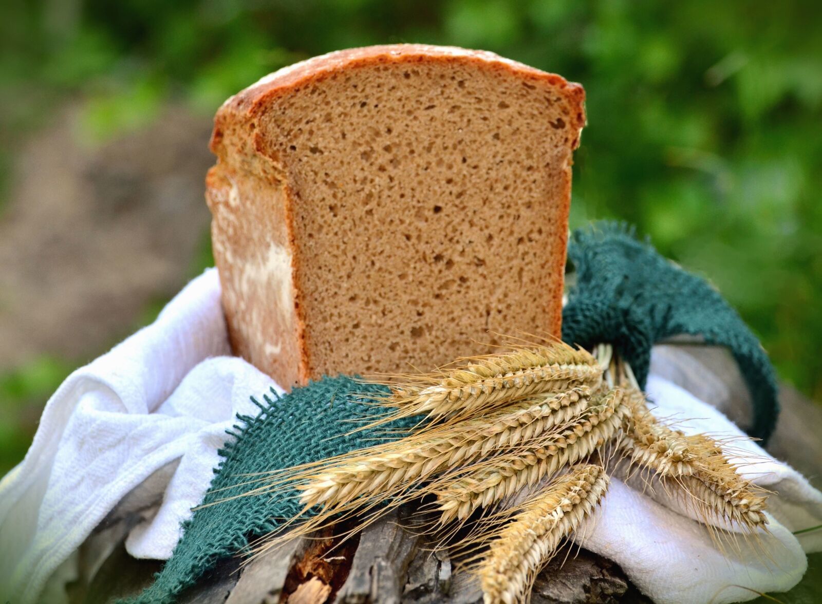 Nikon D5100 sample photo. Bread, food, wheat, decoration photography