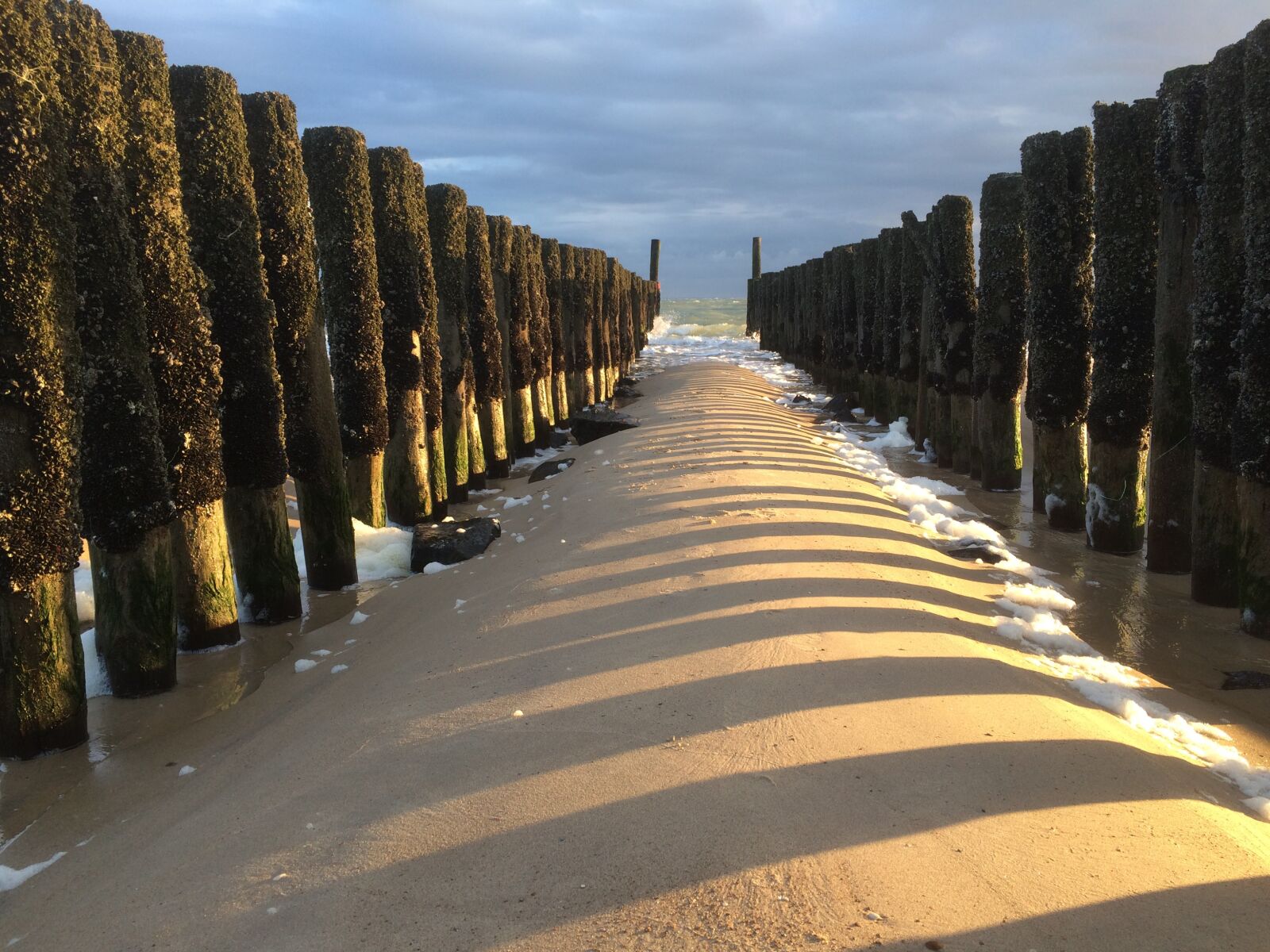 iPhone 5s back camera 4.15mm f/2.2 sample photo. Holland, groynes, vacations photography