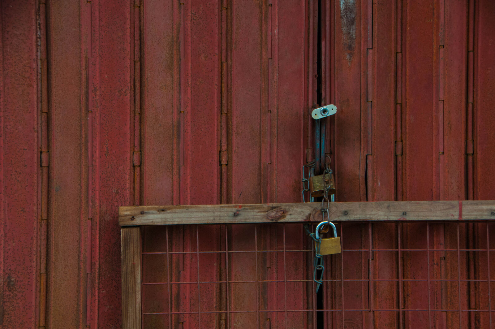Nikon D300 sample photo. Door, lock, metal, red photography