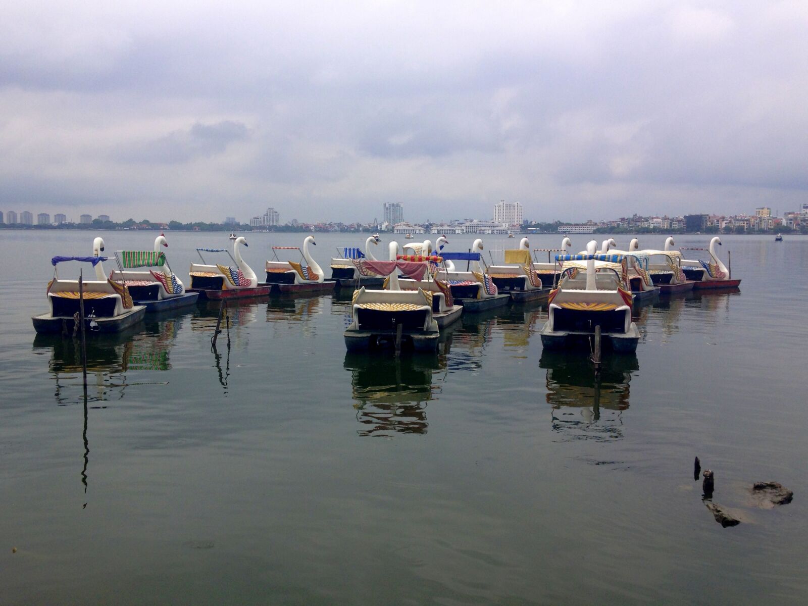 iPhone 5c back camera 4.12mm f/2.4 sample photo. Cloudy, sky, horizon, lake photography